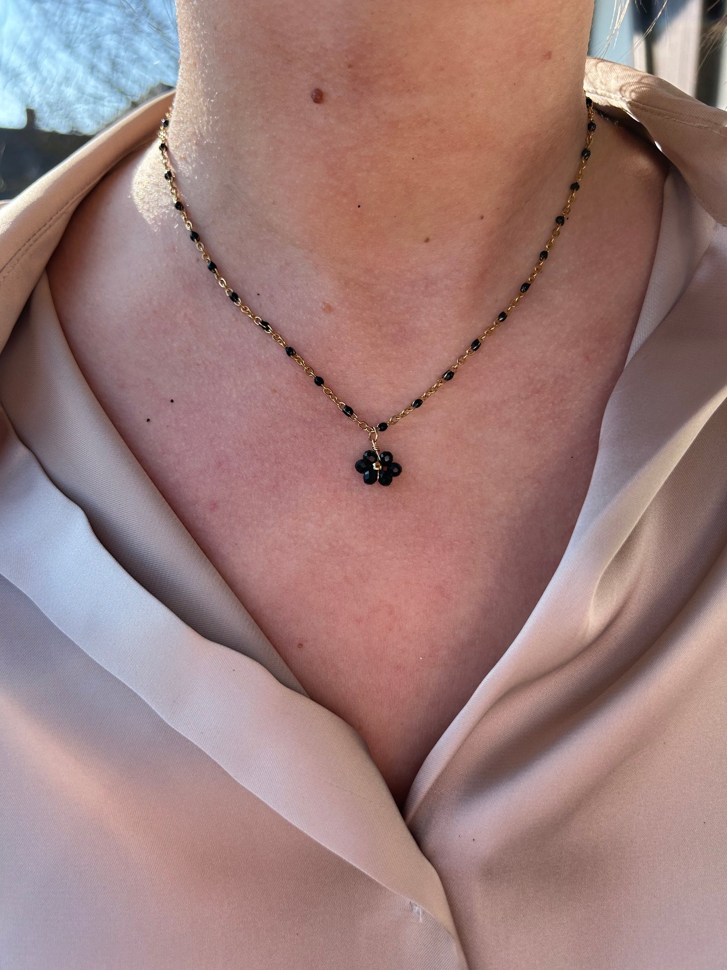 Collier doré femme avec perles noires et dorées, pendentif fleur nacrée élégante – bijou fait main chic et intemporel