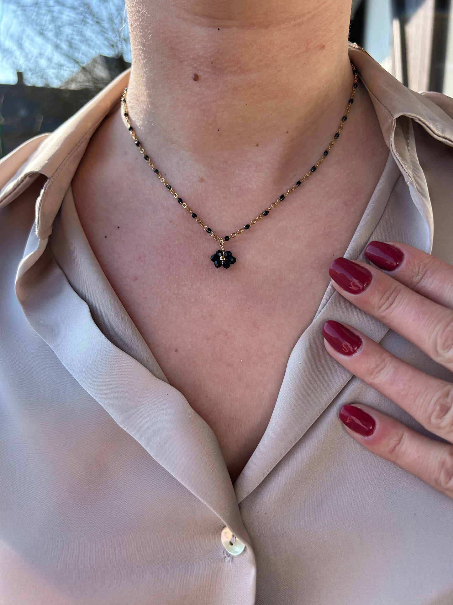 Collier doré femme avec perles noires et dorées, pendentif fleur nacrée élégante – bijou fait main chic et intemporel