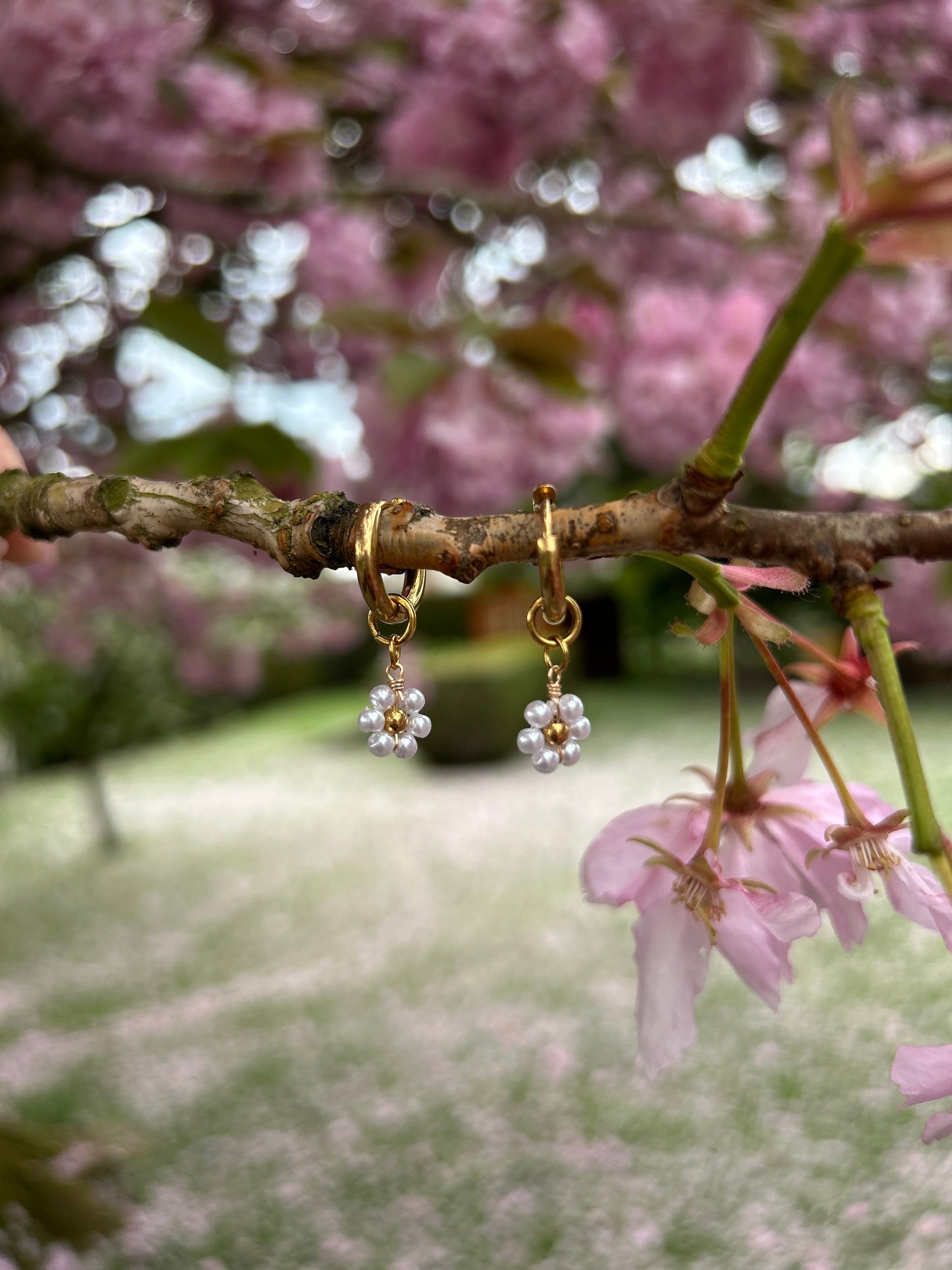 Boucles d'oreilles pâquerette blanches| Théia Bijoux