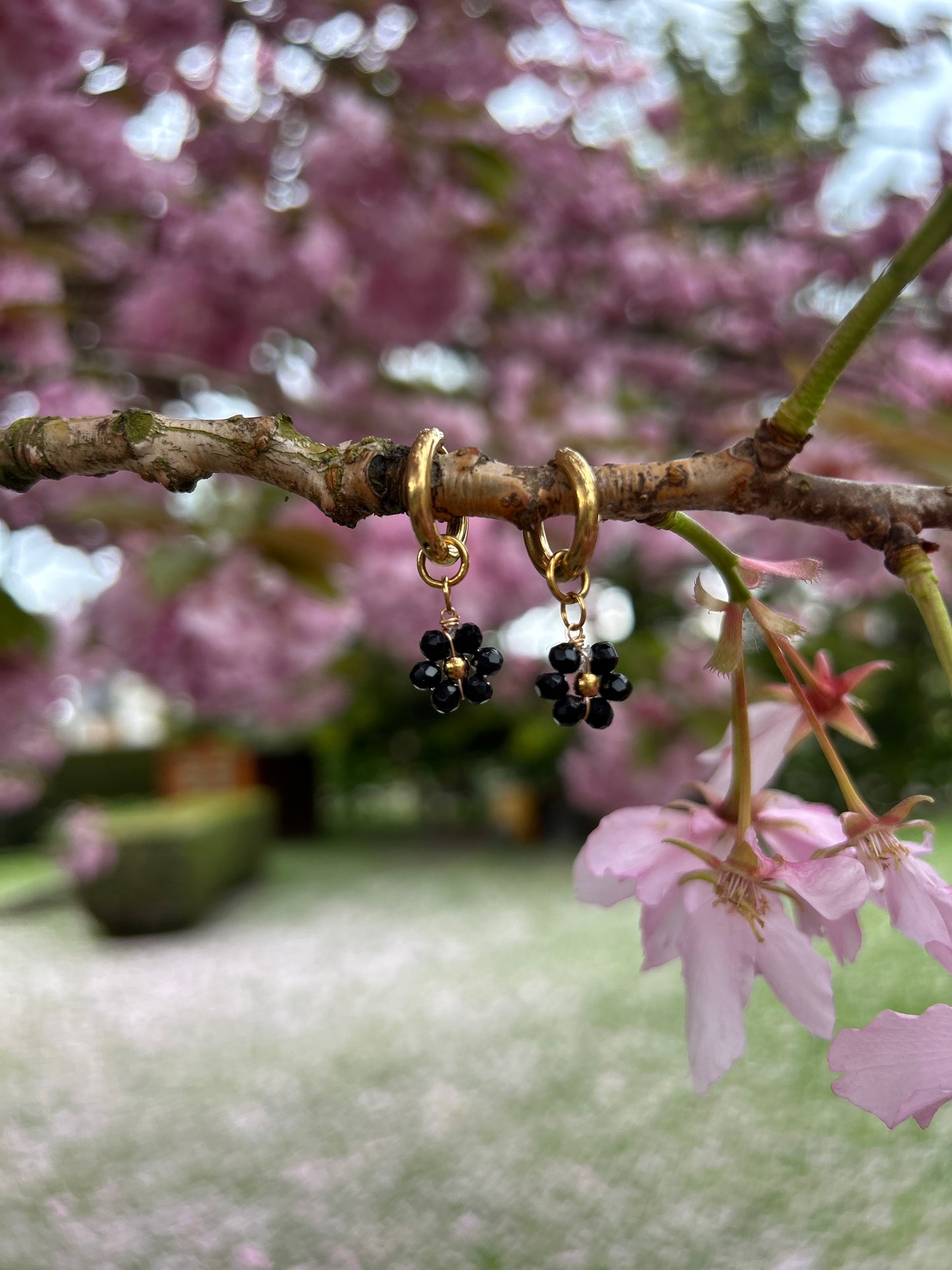 Boucles d'oreilles pâquerette noire | Théia Bijoux