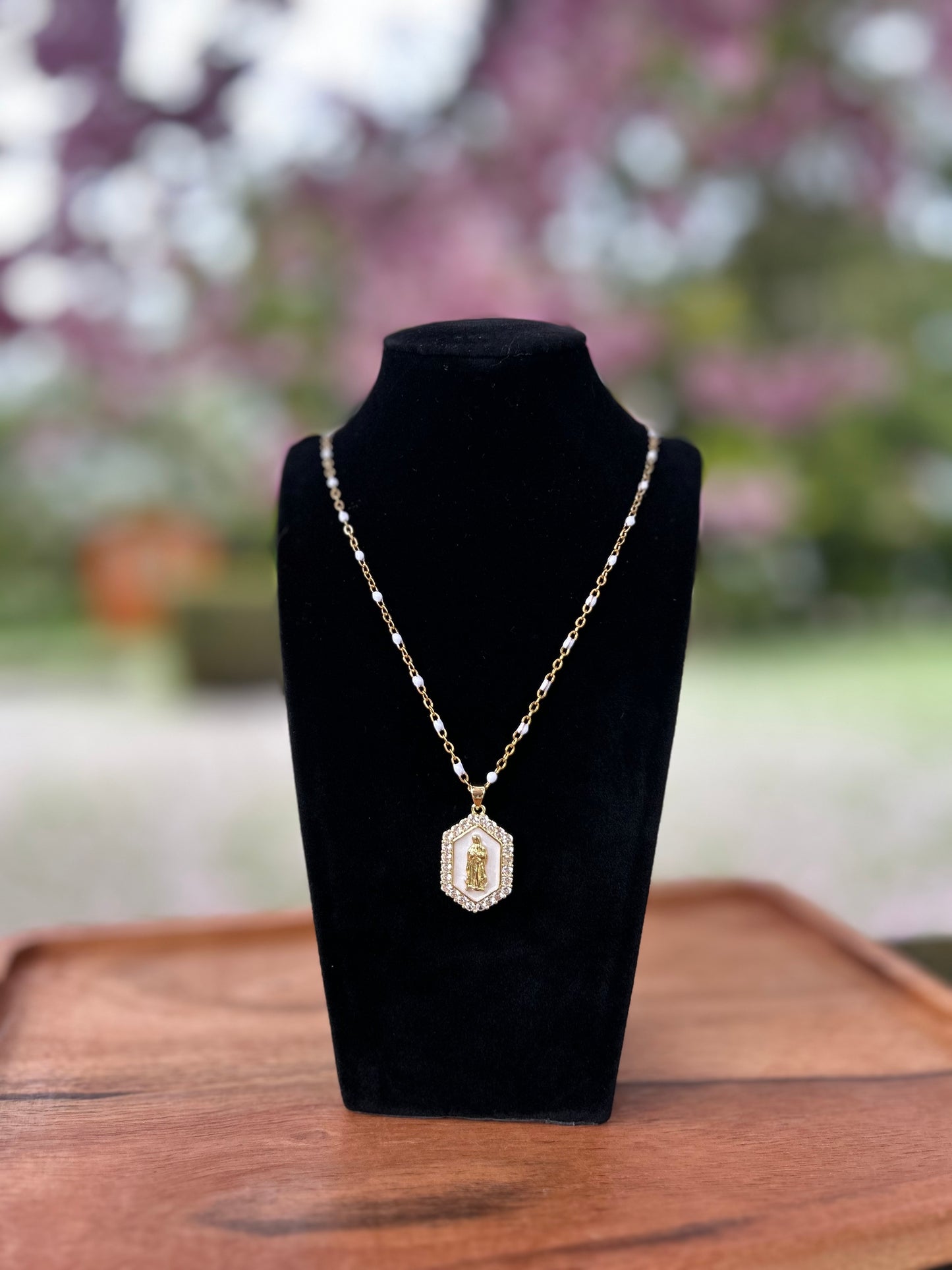 Collier doré fait main avec médaillon vintage Virgo et chaîne ornée de perles nacrées – bijou femme en acier inoxydable