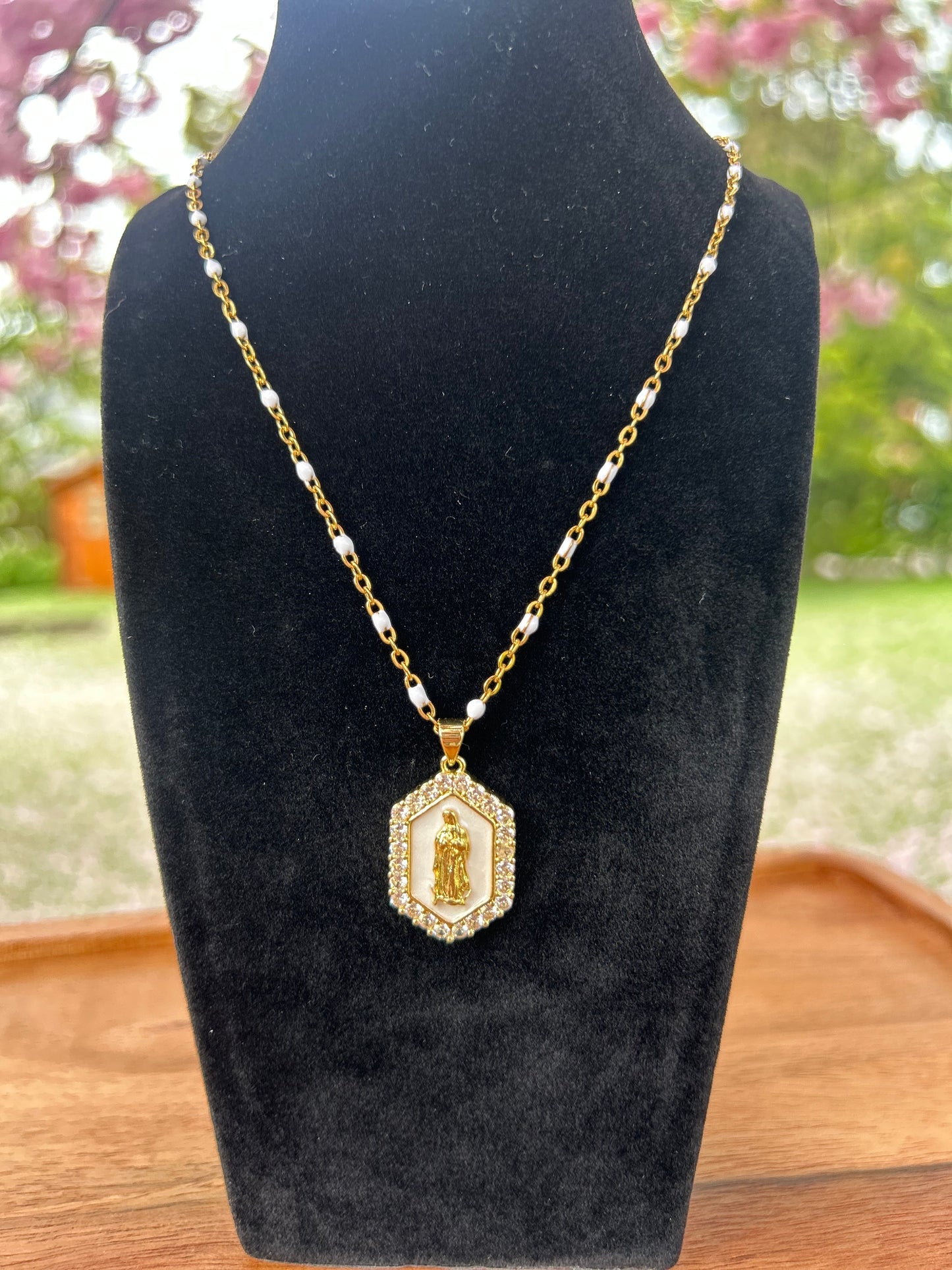 Collier doré fait main avec médaillon vintage Virgo et chaîne ornée de perles nacrées – bijou femme en acier inoxydable