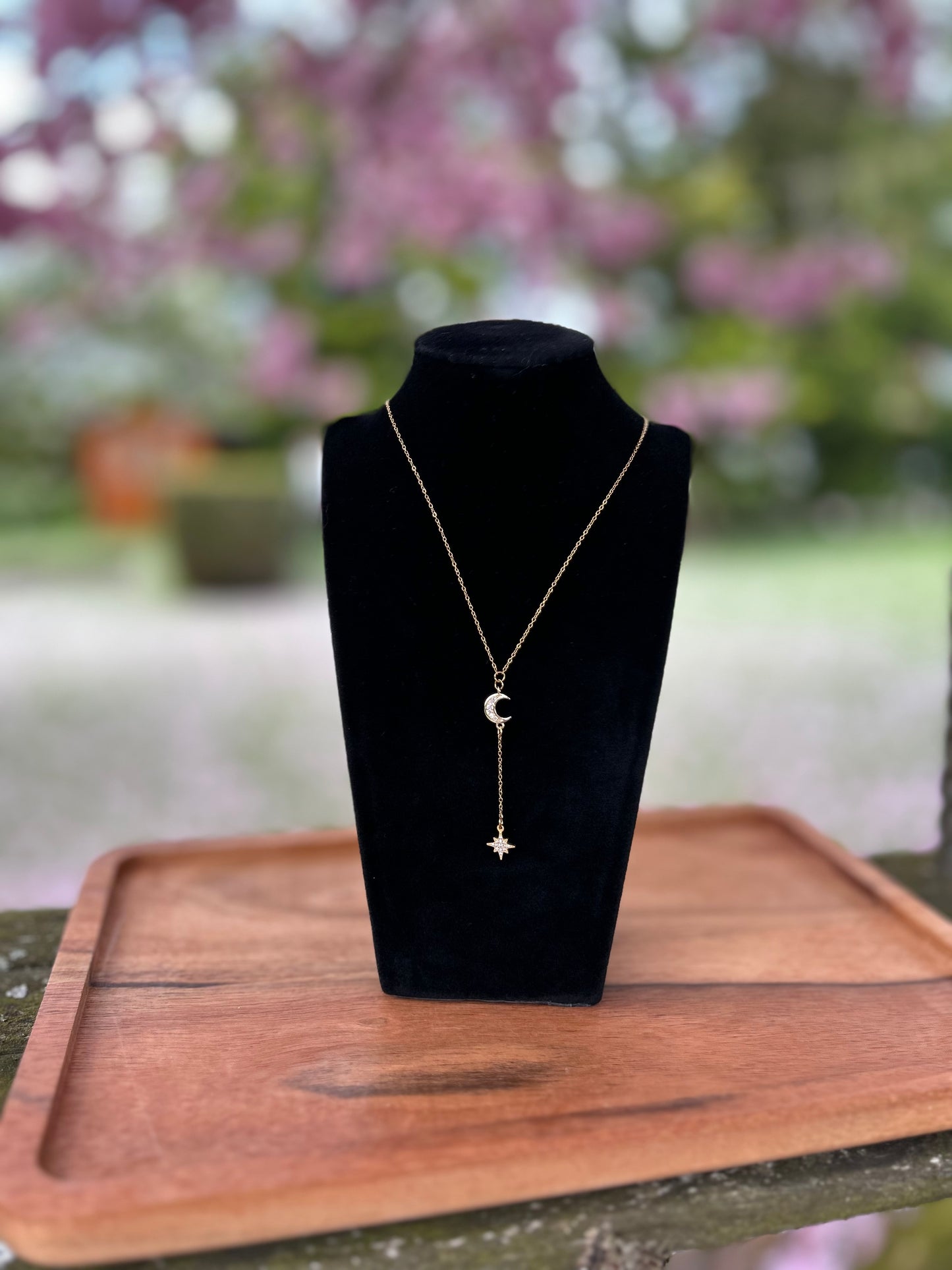 Collier doré femme avec pendentif lune sertie et étoile suspendue – bijou céleste fait main