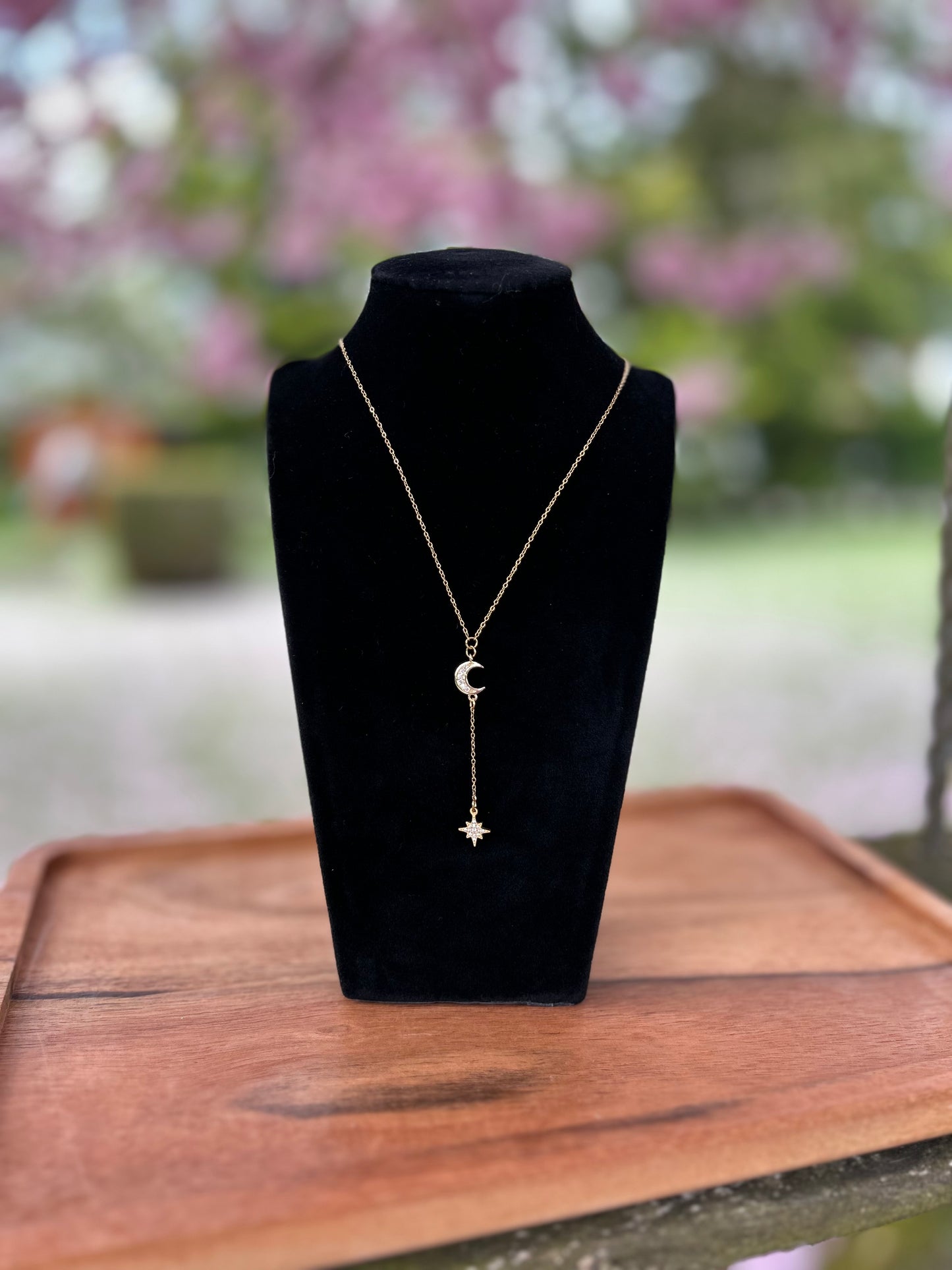 Collier doré femme avec pendentif lune sertie et étoile suspendue – bijou céleste fait main