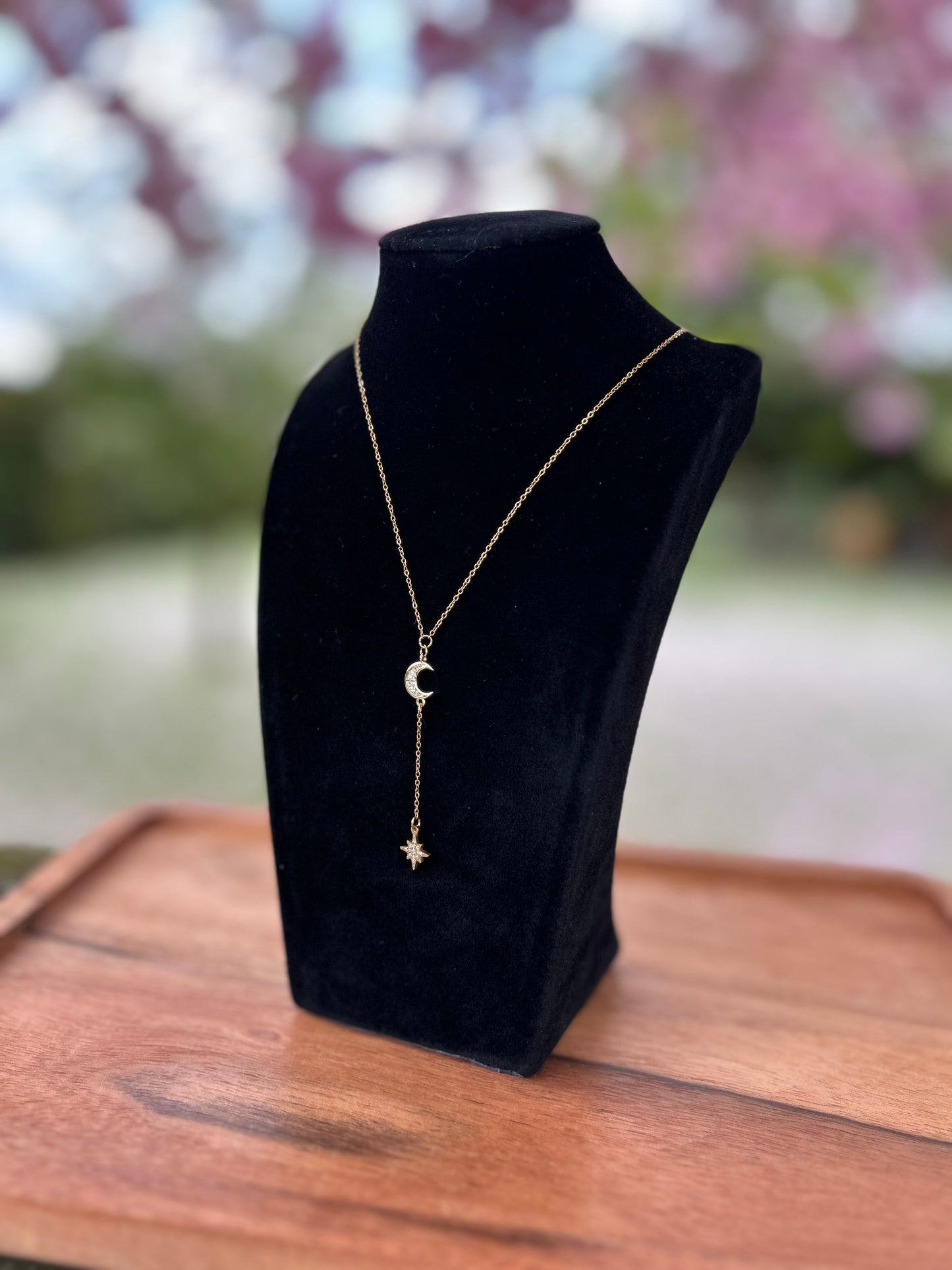 Collier doré femme avec pendentif lune sertie et étoile suspendue – bijou céleste fait main