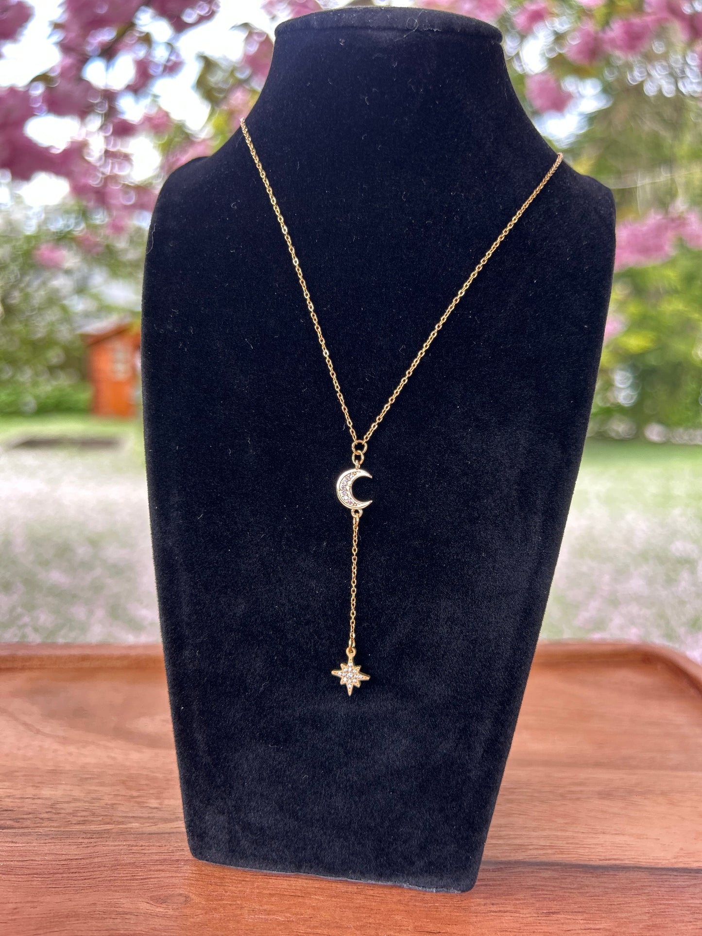 Collier doré femme avec pendentif lune sertie et étoile suspendue – bijou céleste fait main