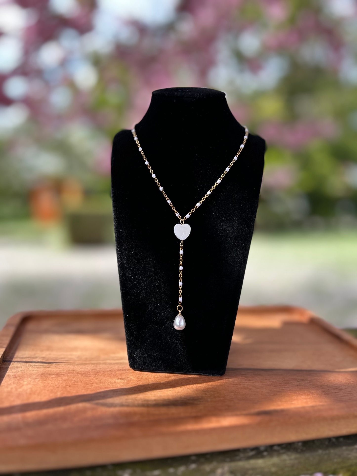 Collier doré femme avec pendentif cœur blanc nacré et perle d’eau douce suspendue, chaîne dorée émaillée blanche – bijou fait main romantique et élégant