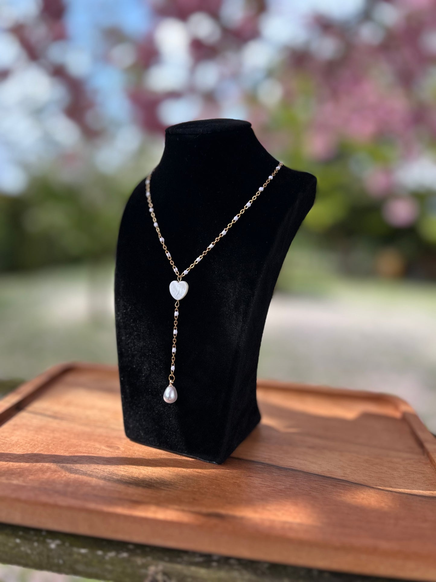 Collier doré femme avec pendentif cœur blanc nacré et perle d’eau douce suspendue, chaîne dorée émaillée blanche – bijou fait main romantique et élégant