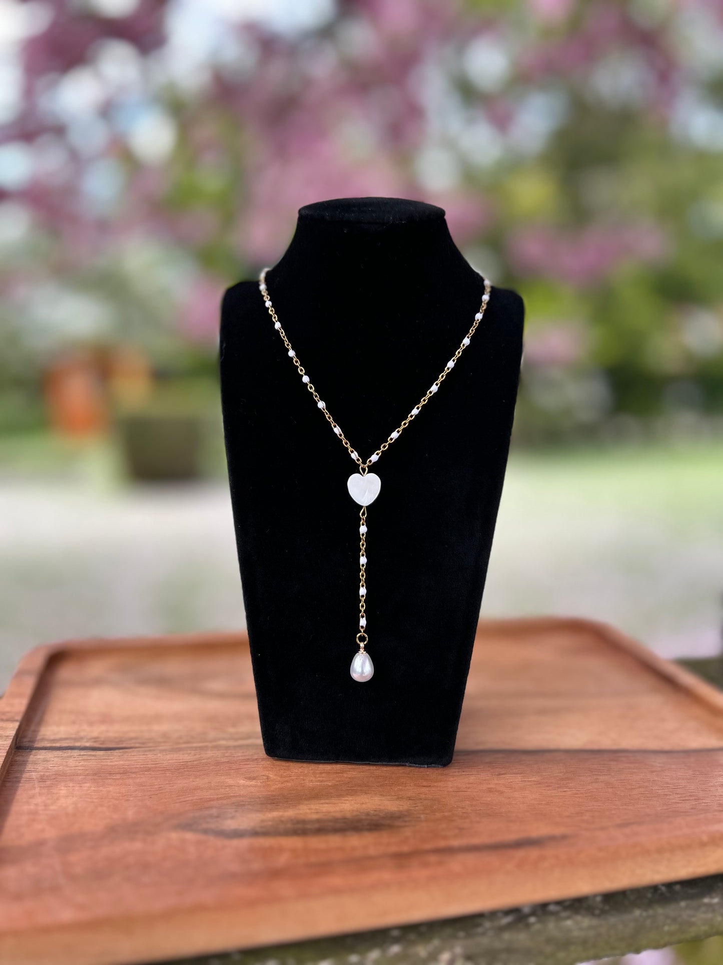 Collier doré femme avec pendentif cœur blanc nacré et perle d’eau douce suspendue, chaîne dorée émaillée blanche – bijou fait main romantique et élégant