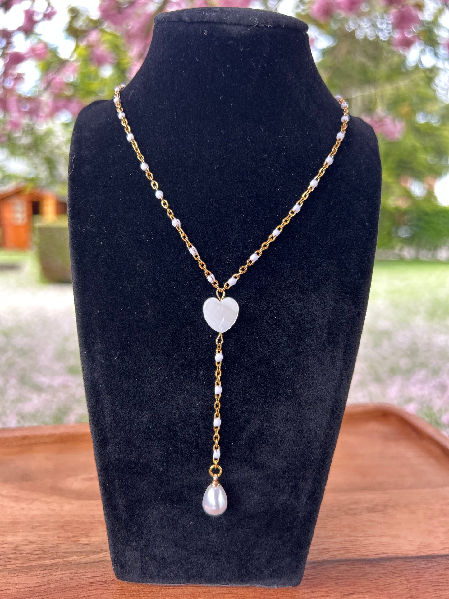 Collier doré femme avec pendentif cœur blanc nacré et perle d’eau douce suspendue, chaîne dorée émaillée blanche – bijou fait main romantique et élégant