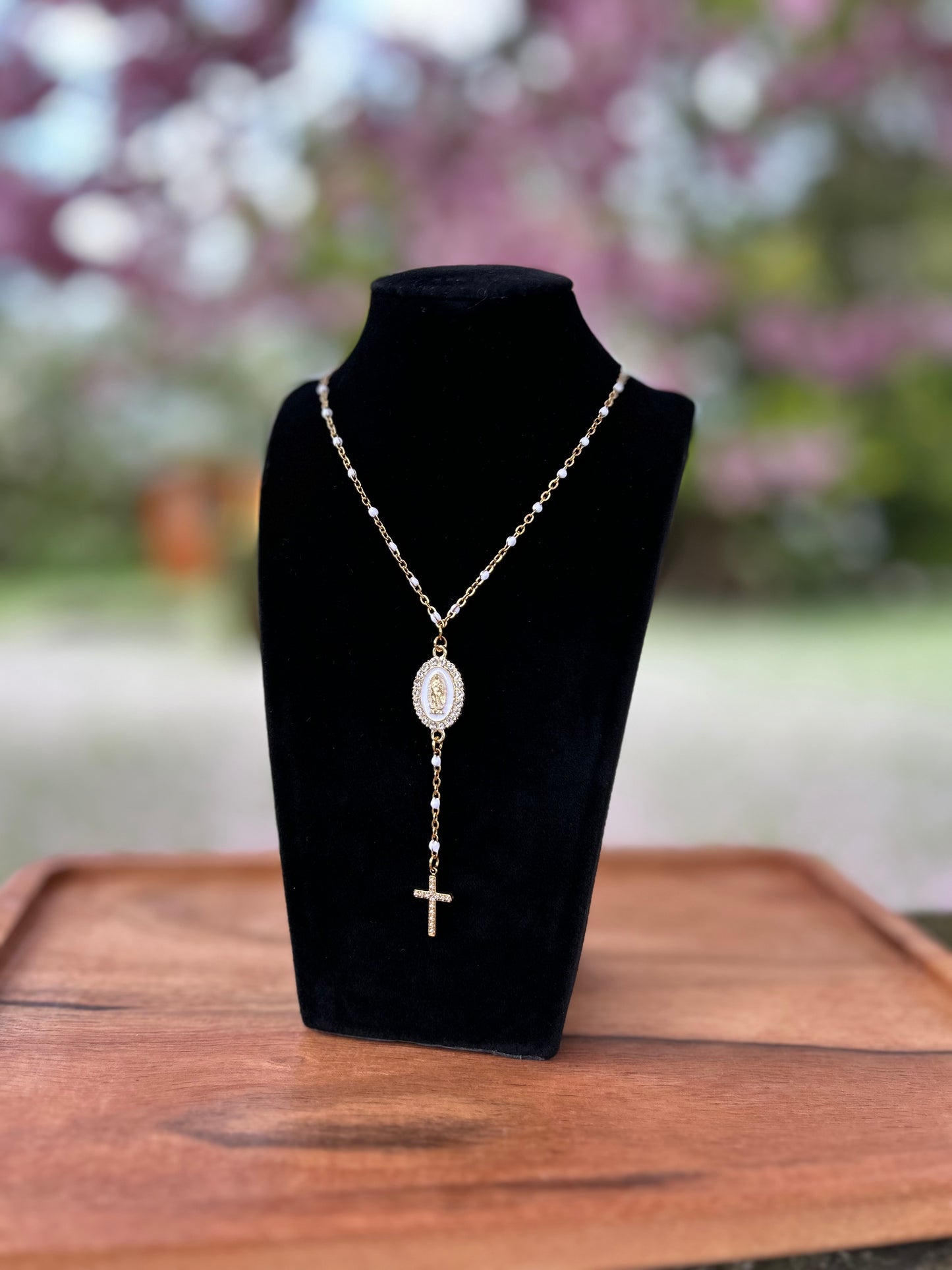 Collier doré avec médaille Madone blanche sertie de strass et petite croix suspendue, chaîne émaillée blanche – bijou spirituel élégant femme