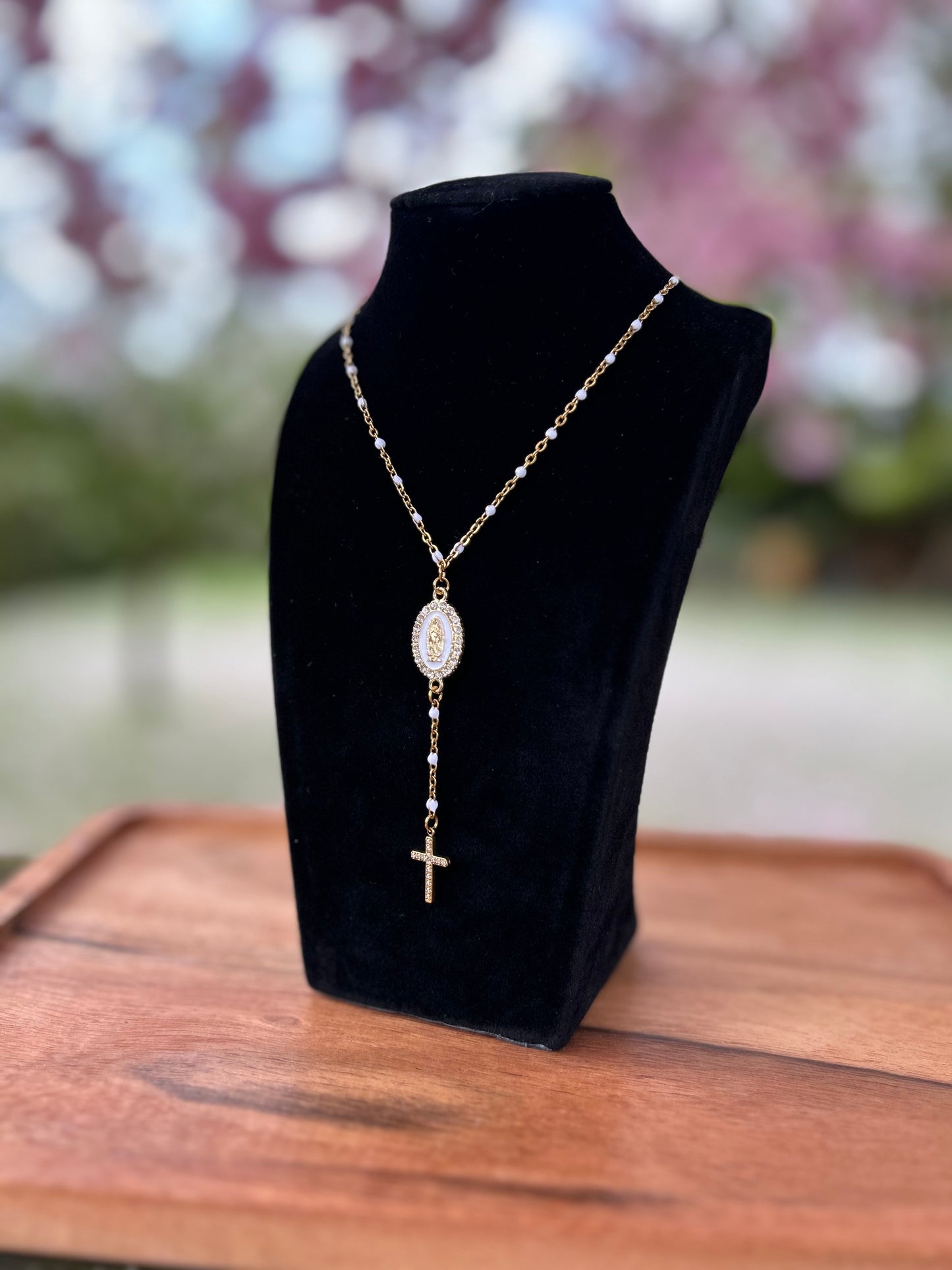Collier doré avec médaille Madone blanche sertie de strass et petite croix suspendue, chaîne émaillée blanche – bijou spirituel élégant femme