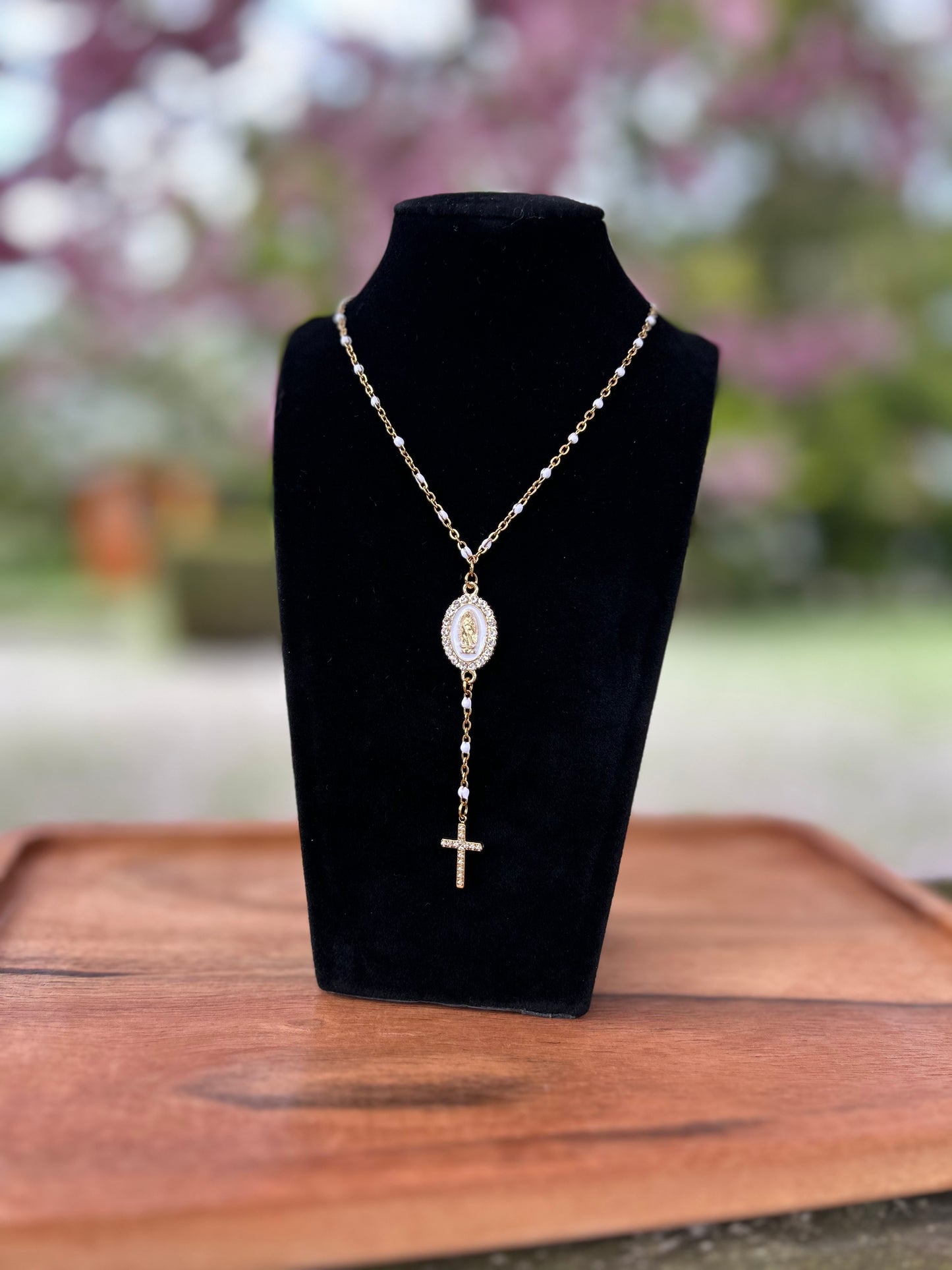 Collier doré avec médaille Madone blanche sertie de strass et petite croix suspendue, chaîne émaillée blanche – bijou spirituel élégant femme