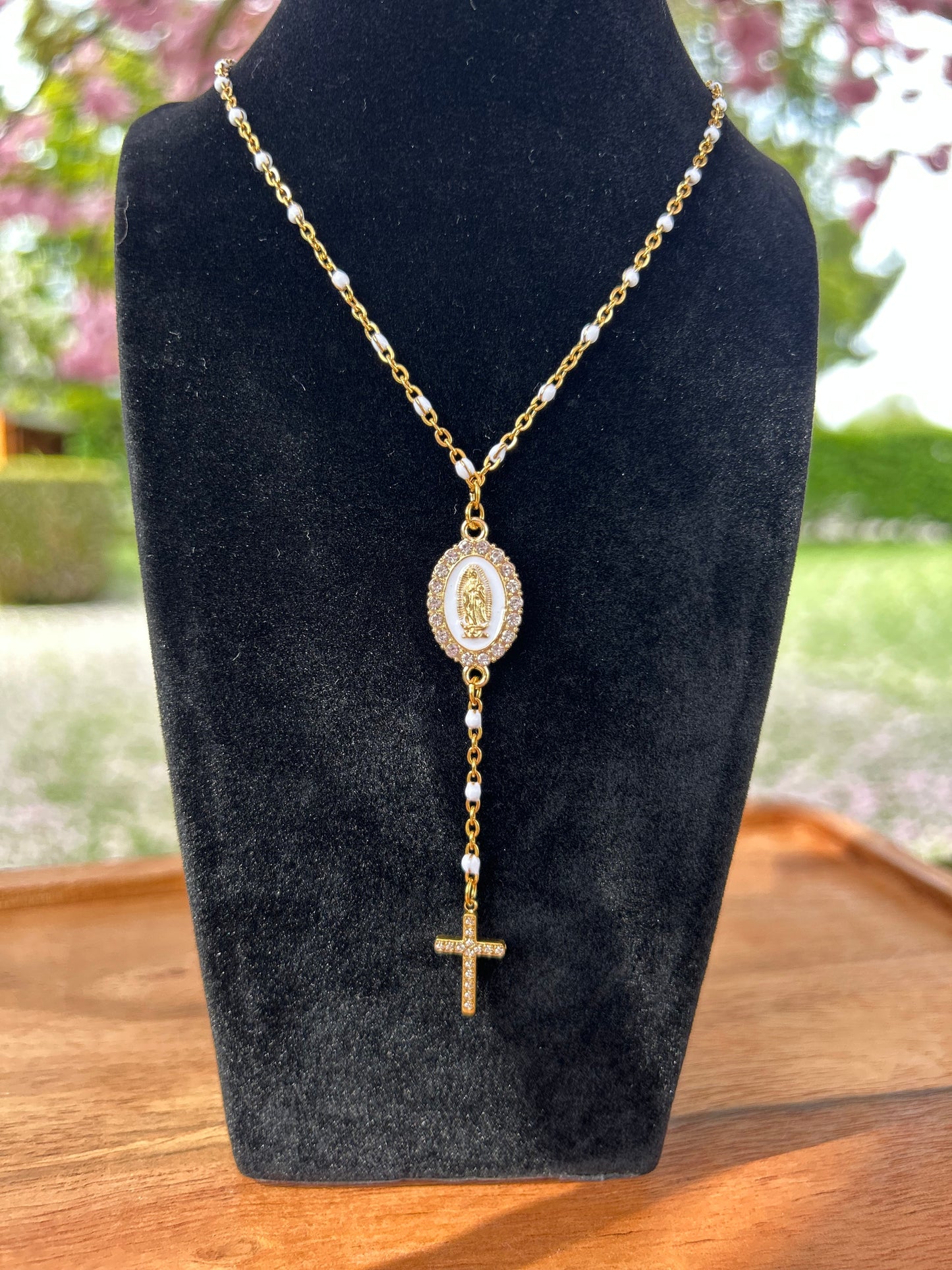 Collier doré avec médaille Madone blanche sertie de strass et petite croix suspendue, chaîne émaillée blanche – bijou spirituel élégant femme
