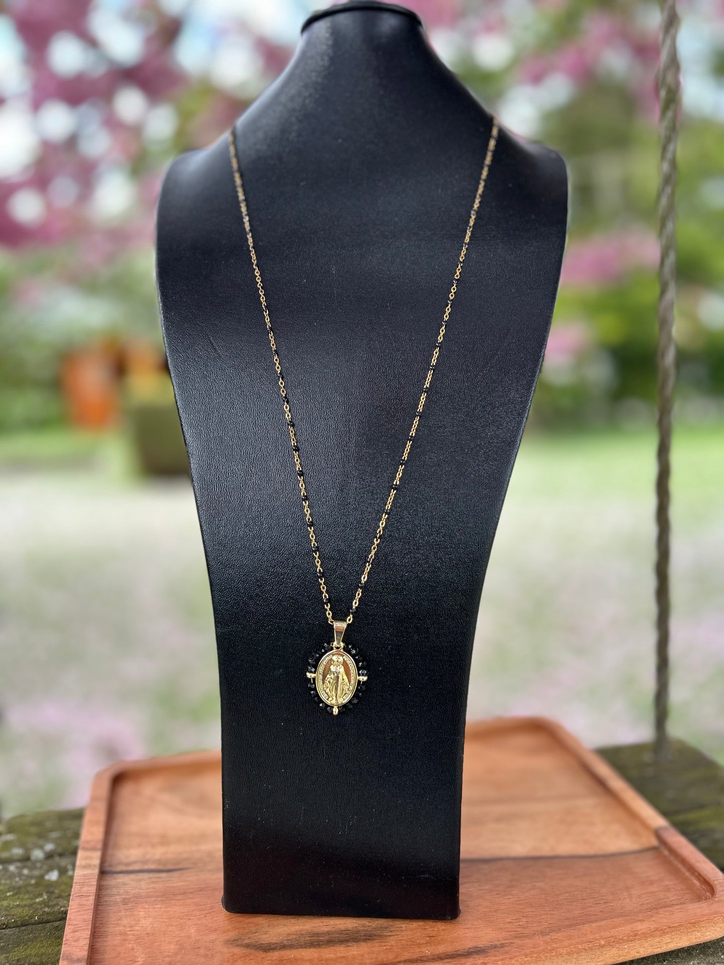 Sautoir doré avec pendentif médaille et perles noires – bijou fait main, chic et spirituel pour femme