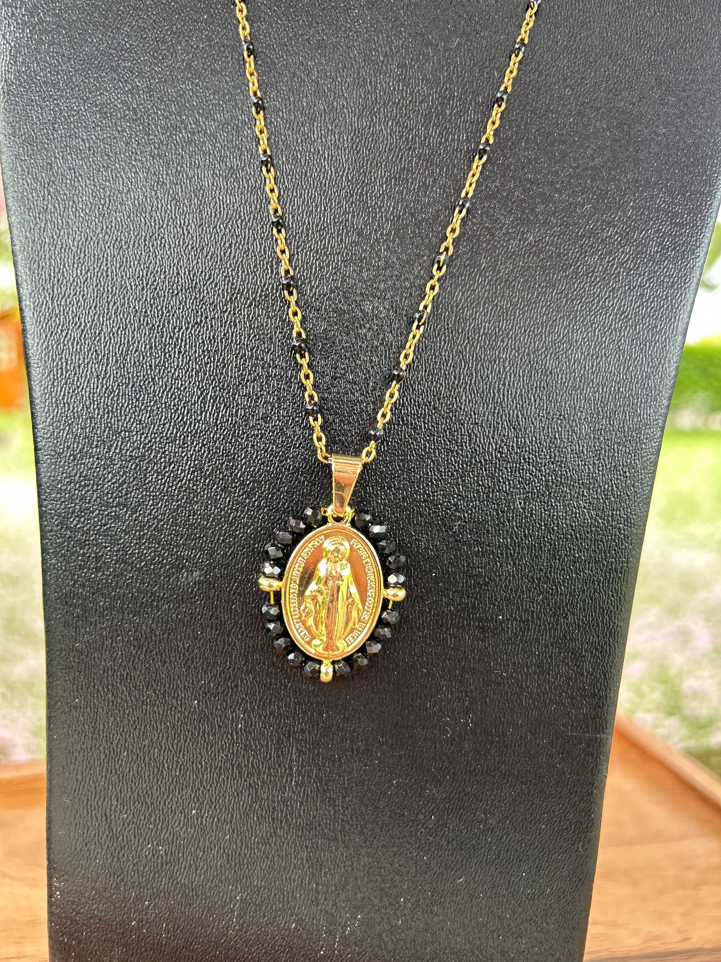 Sautoir doré avec pendentif médaille et perles noires – bijou fait main, chic et spirituel pour femme