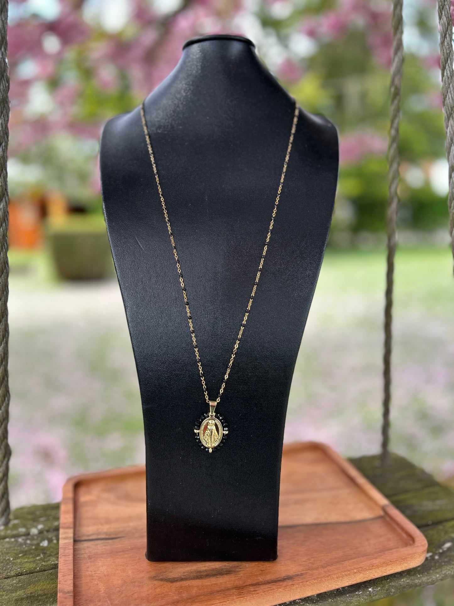 Sautoir doré avec pendentif médaille et perles noires – bijou fait main, chic et spirituel pour femme