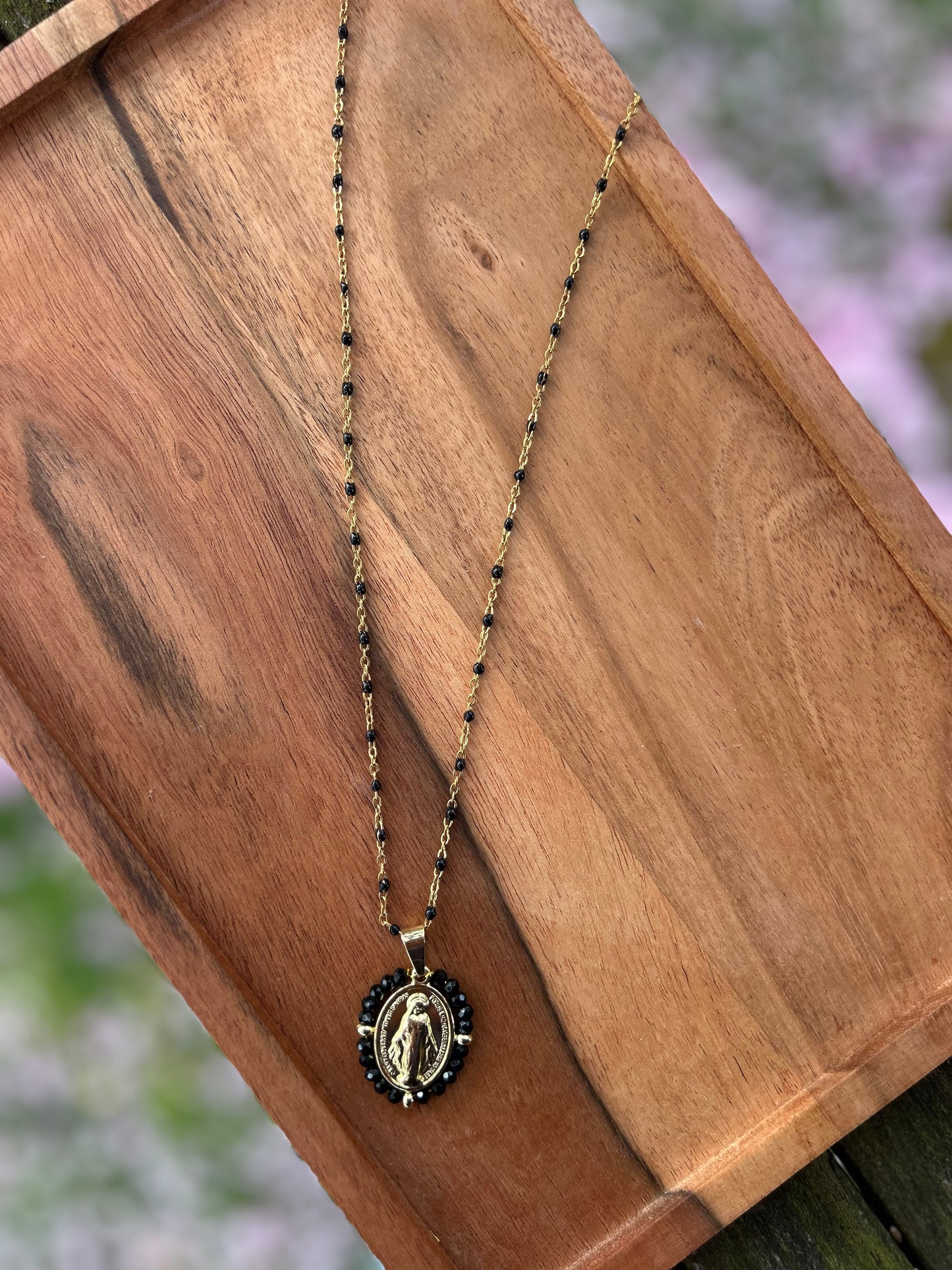 Sautoir doré avec pendentif médaille et perles noires – bijou fait main, chic et spirituel pour femme