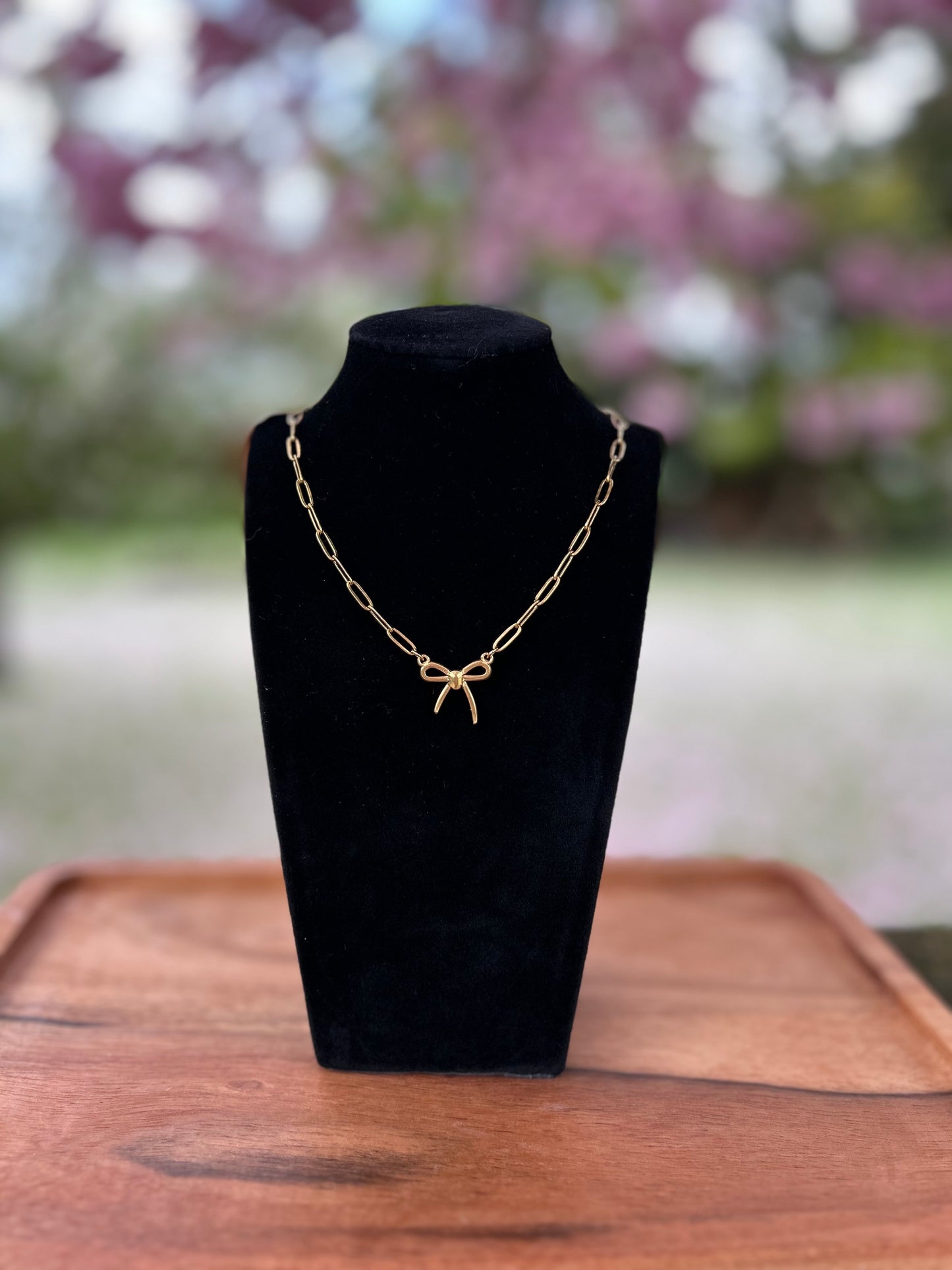Collier doré pour femme avec pendentif nœud et chaîne à maillons – bijou romantique, chic et fait main
