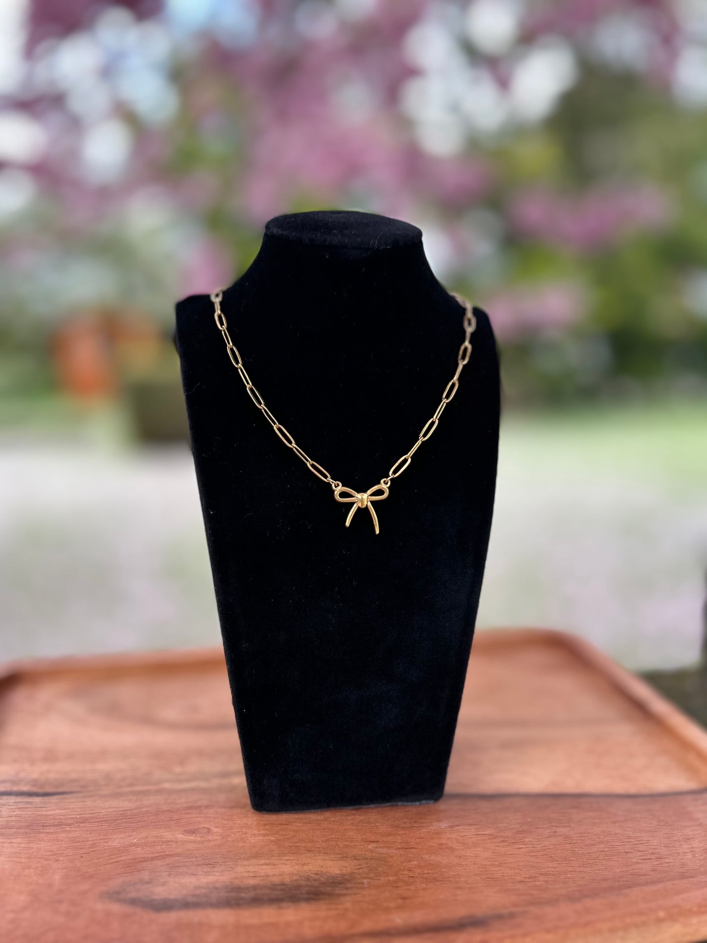 Collier doré pour femme avec pendentif nœud et chaîne à maillons – bijou romantique, chic et fait main