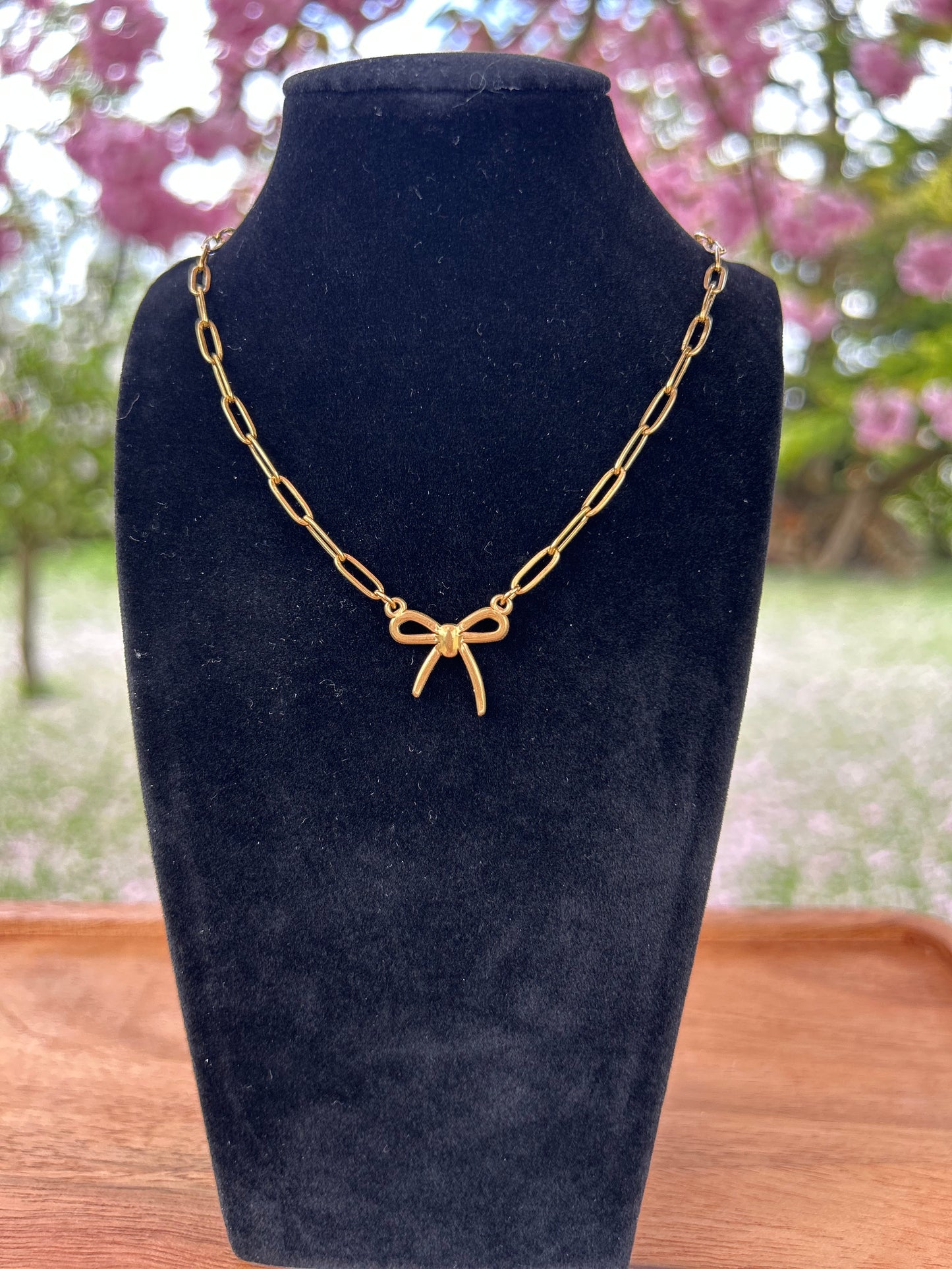 Collier doré pour femme avec pendentif nœud et chaîne à maillons – bijou romantique, chic et fait main