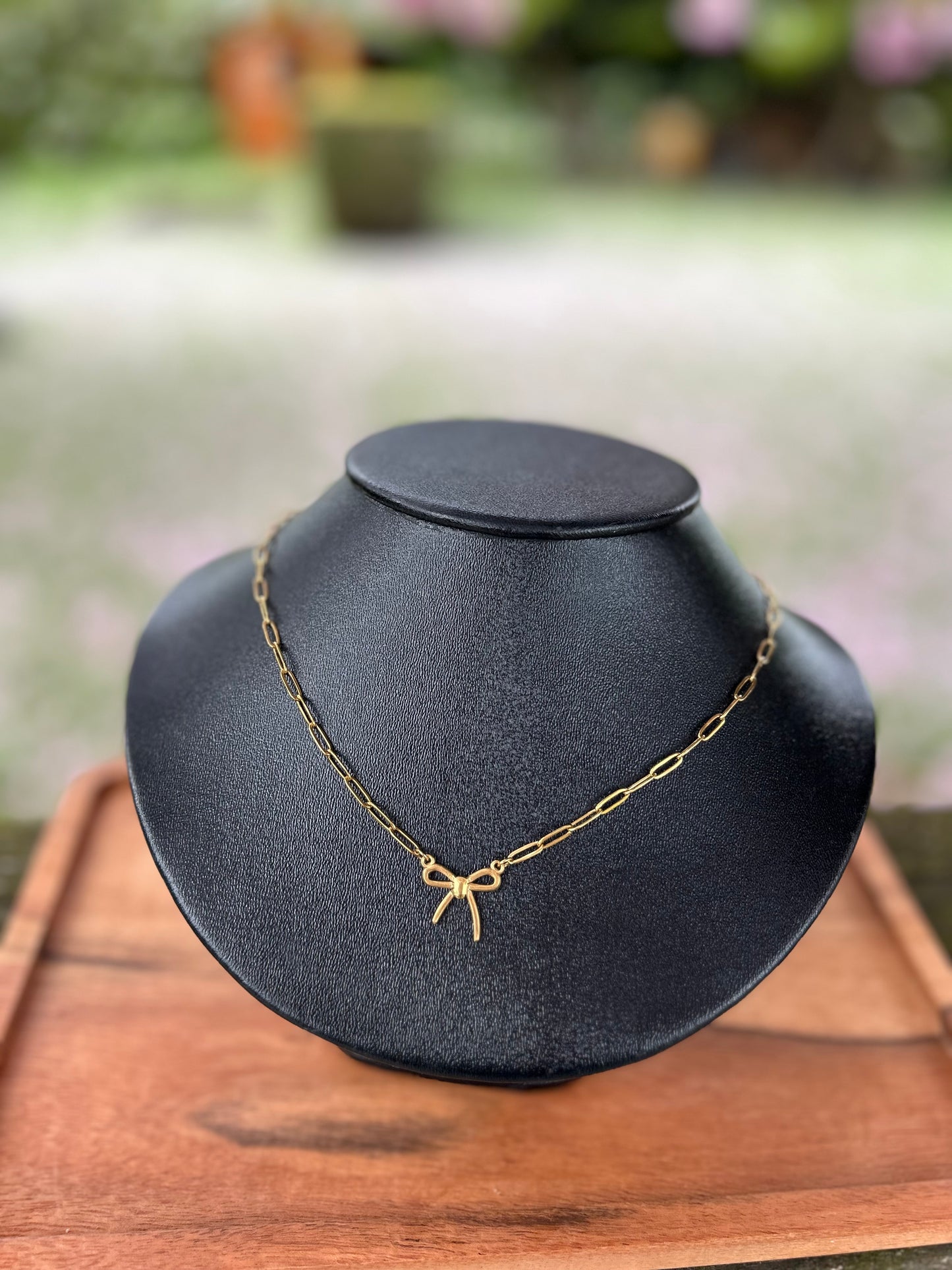 Collier doré pour femme avec pendentif nœud et chaîne à maillons – bijou romantique, chic et fait main