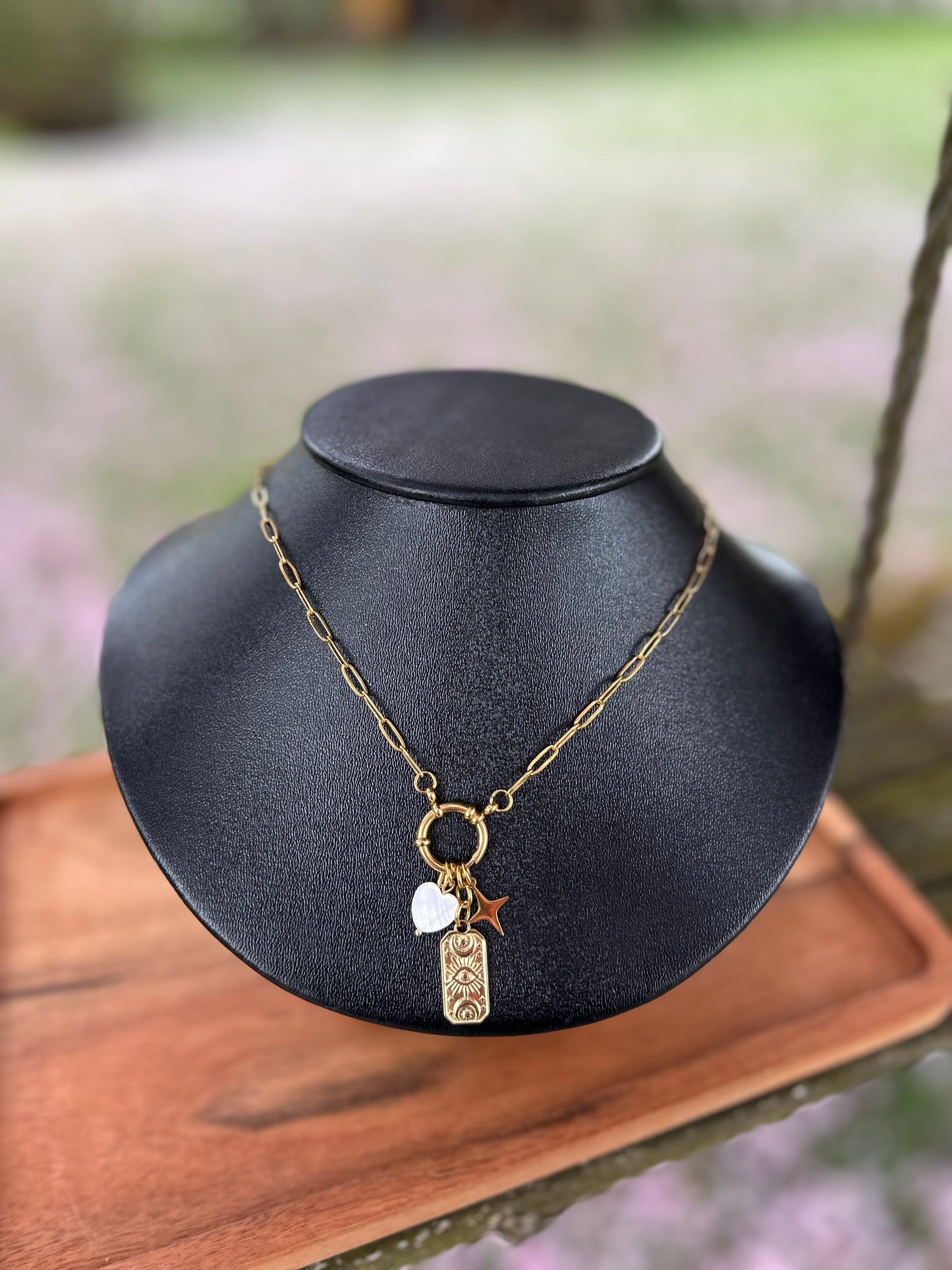 Collier doré femme avec charms étoile, pastille nacrée et plaque gravée – bijou bohème chic et fait main
