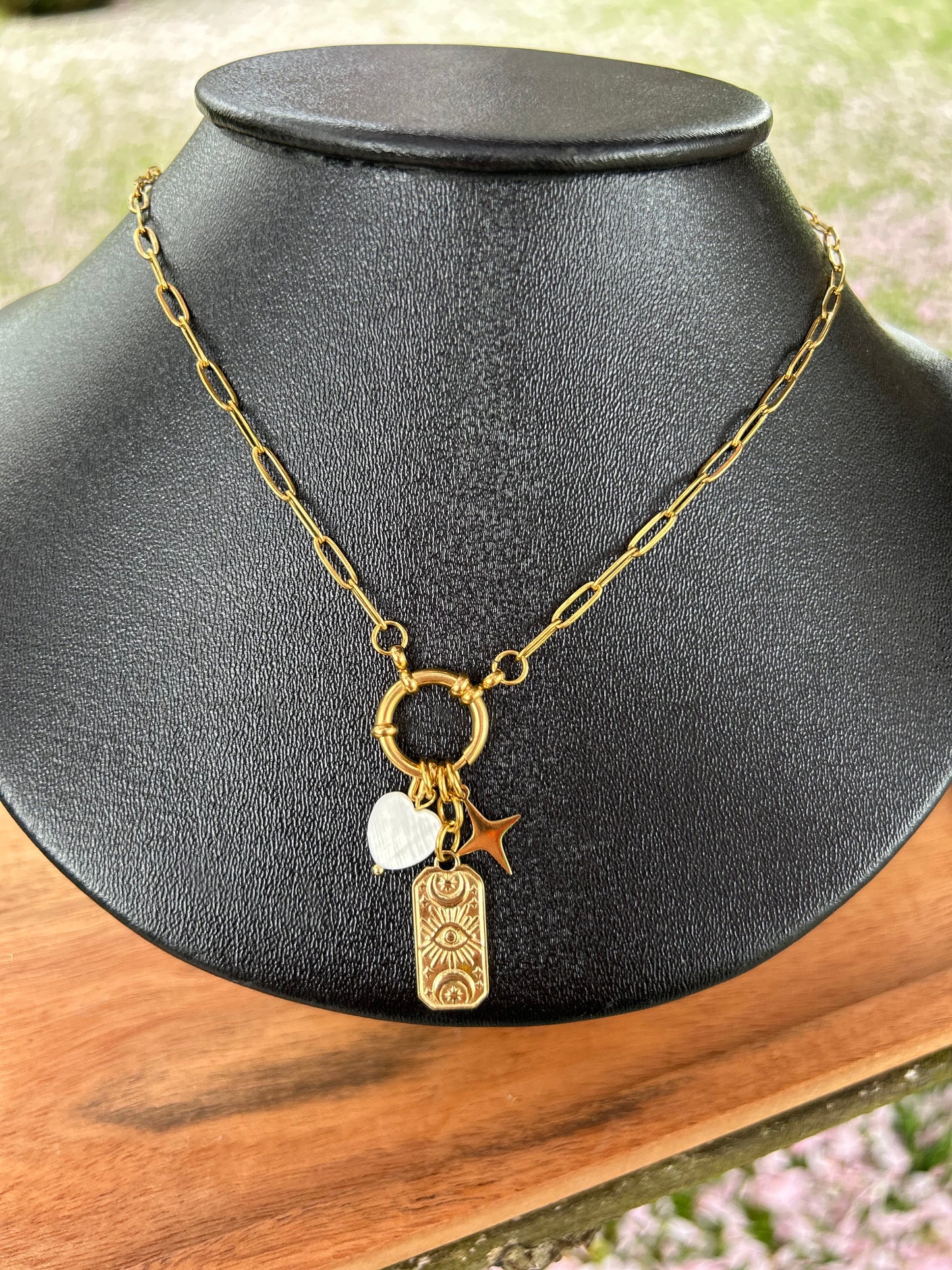 Collier doré femme avec charms étoile, pastille nacrée et plaque gravée – bijou bohème chic et fait main