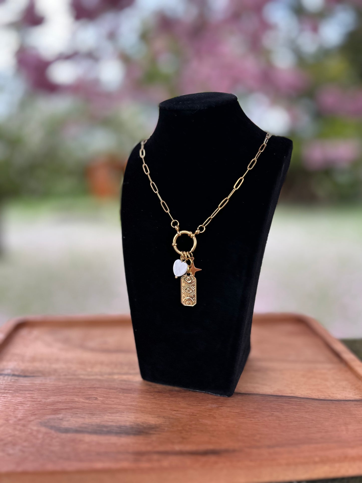 Collier doré femme avec charms étoile, pastille nacrée et plaque gravée – bijou bohème chic et fait main