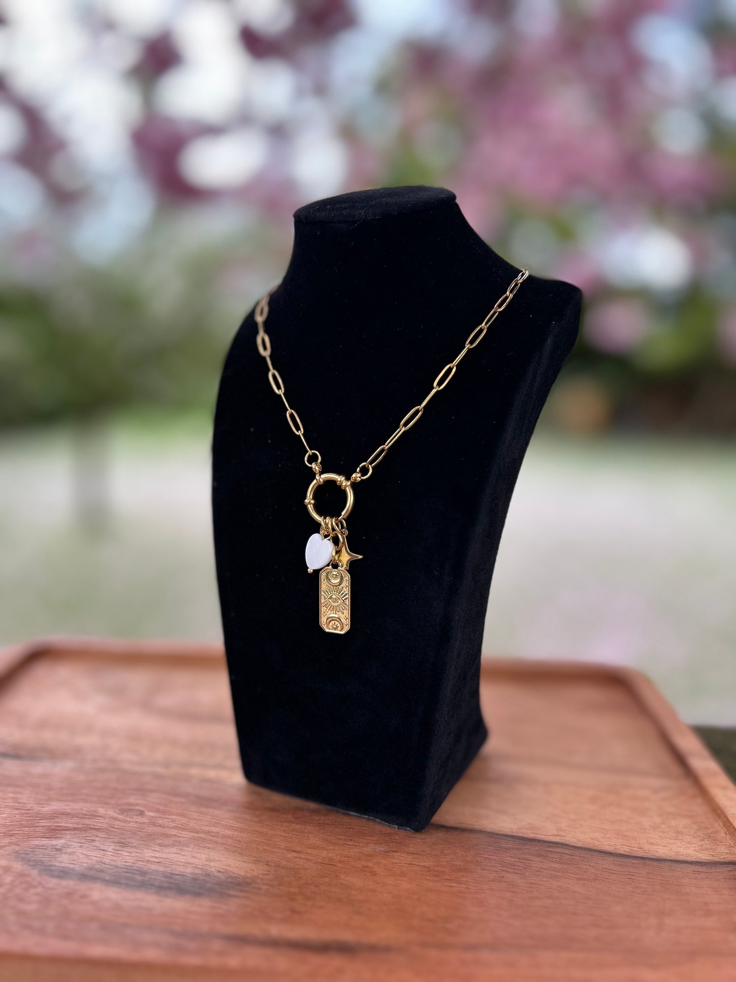 Collier doré femme avec charms étoile, pastille nacrée et plaque gravée – bijou bohème chic et fait main