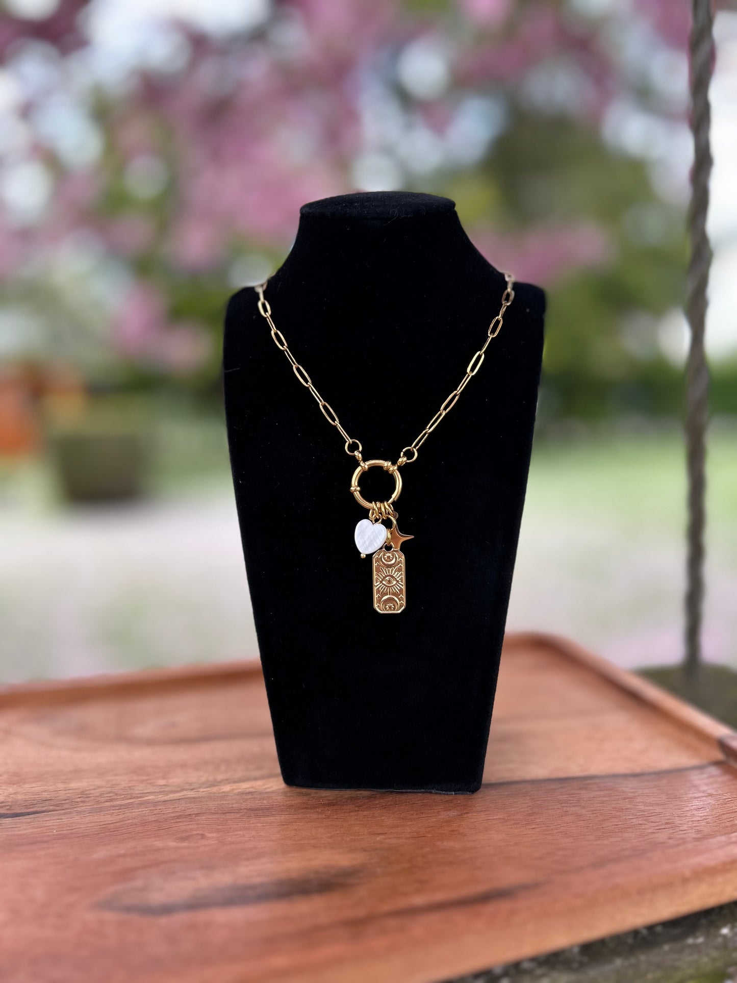 Collier doré femme avec charms étoile, pastille nacrée et plaque gravée – bijou bohème chic et fait main