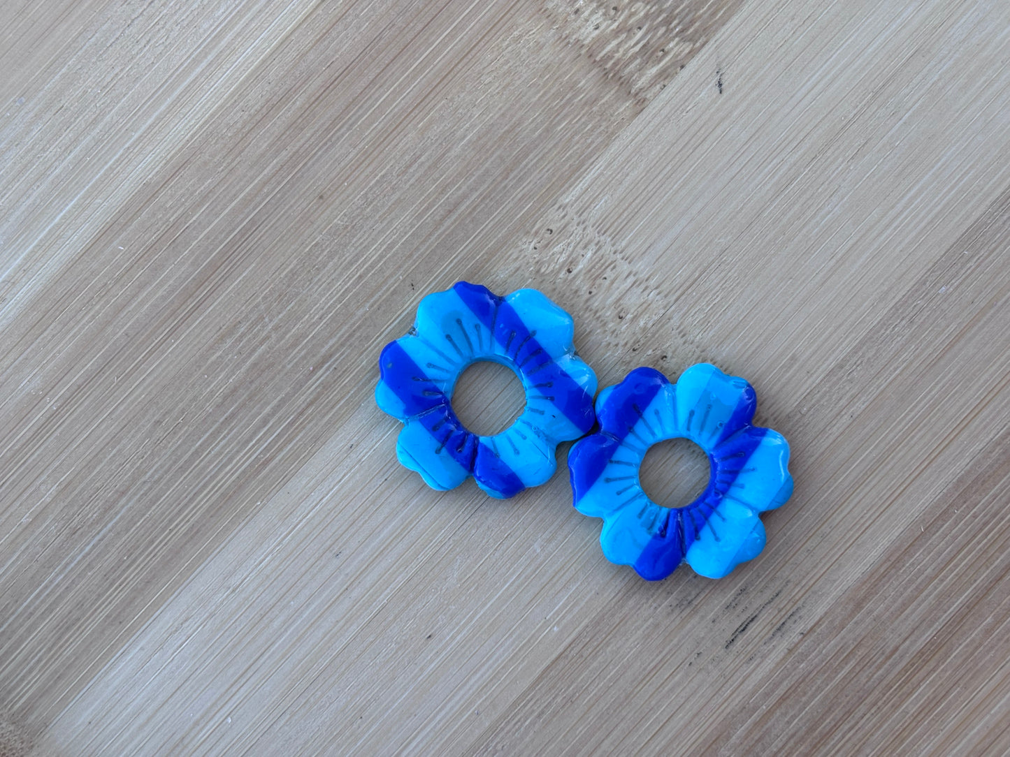 Créoles Gisèle rayées bleu | Théia Bijoux