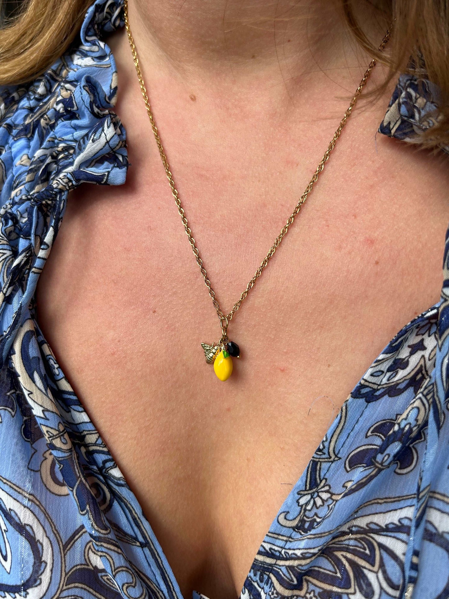 Collier doré femme avec charms citron, abeille et perle noire – bijou fantaisie chic et fait main
