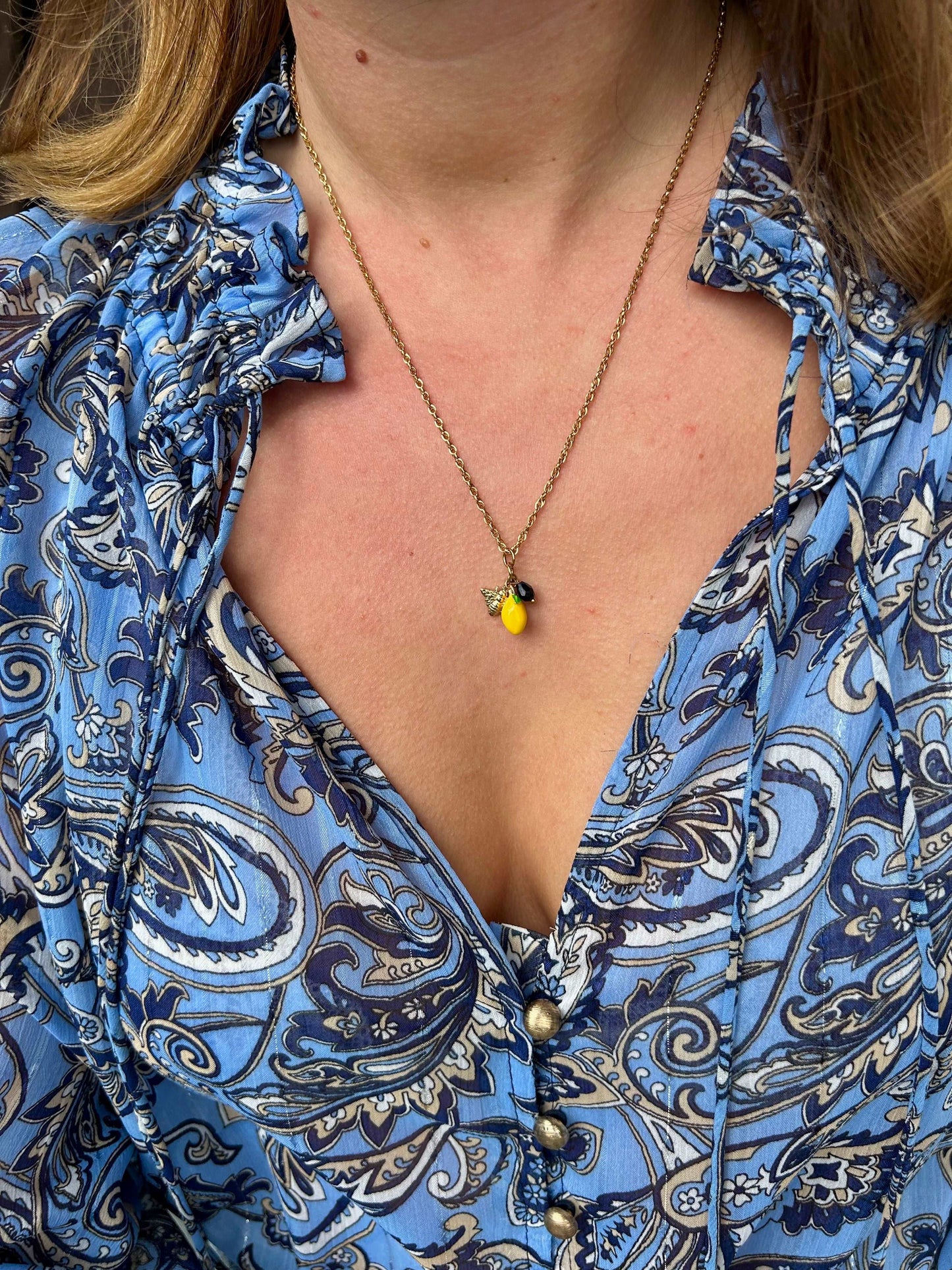 Collier doré femme avec charms citron, abeille et perle noire – bijou fantaisie chic et fait main
