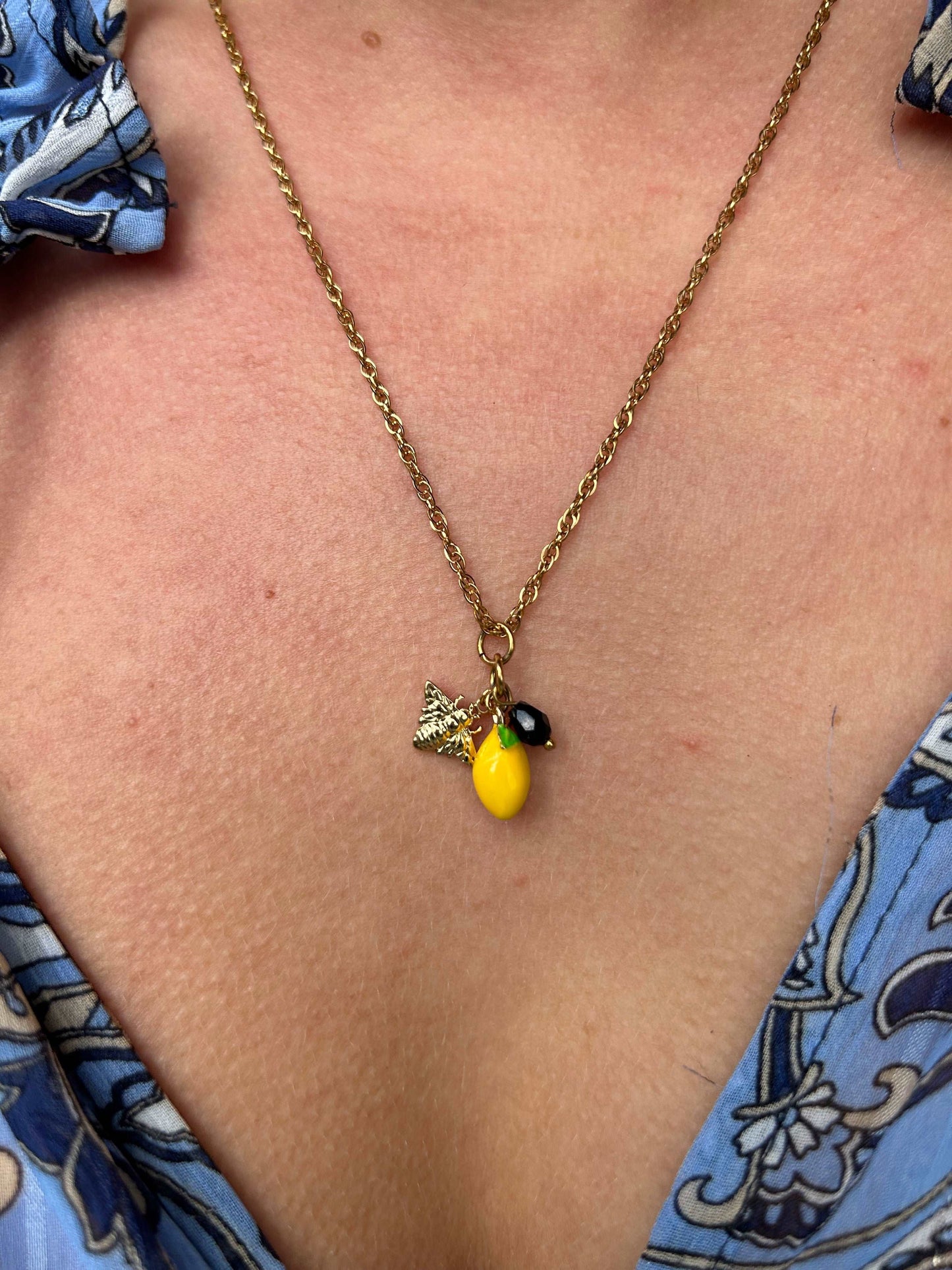 Collier doré femme avec charms citron, abeille et perle noire – bijou fantaisie chic et fait main