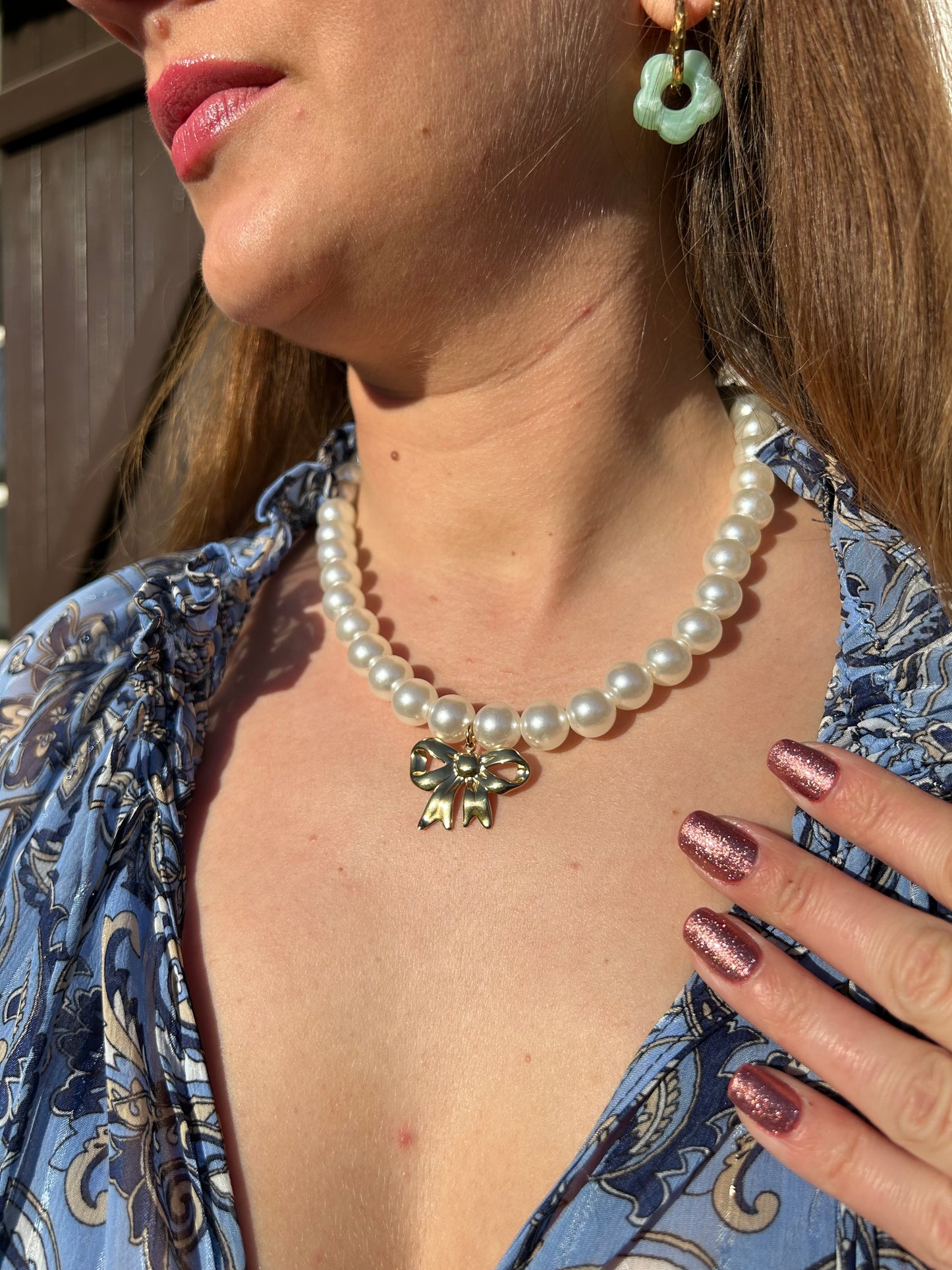 Collier Gaïa en Perles nacrées et Pendentif Nœud Doré | Théia Bijoux