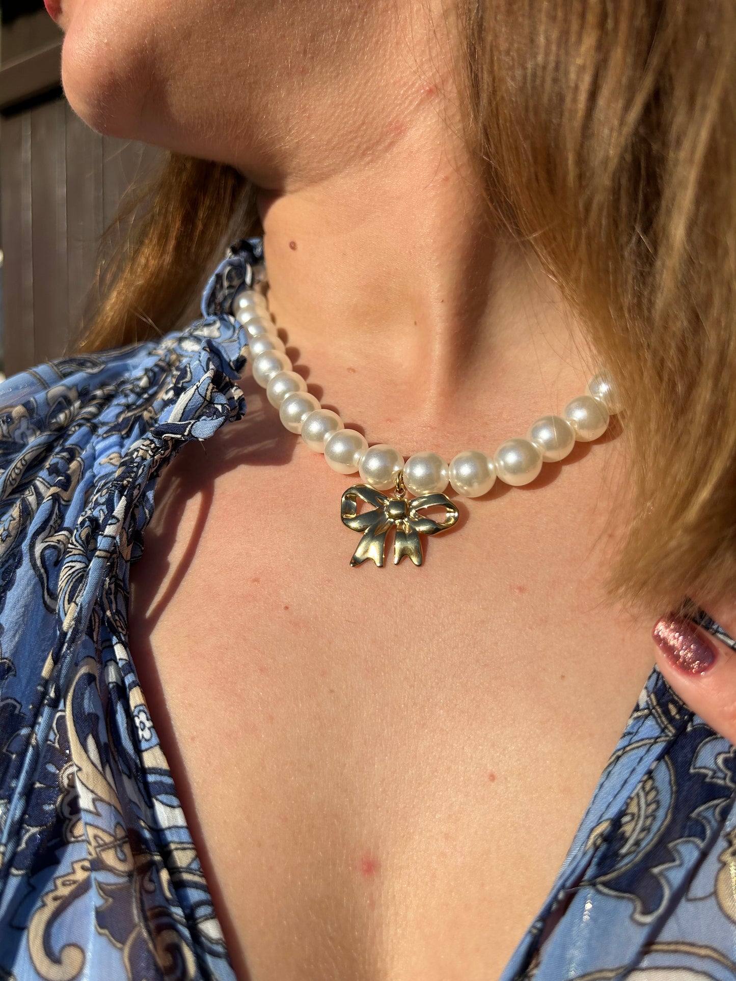 Collier Gaïa en Perles nacrées et Pendentif Nœud Doré | Théia Bijoux