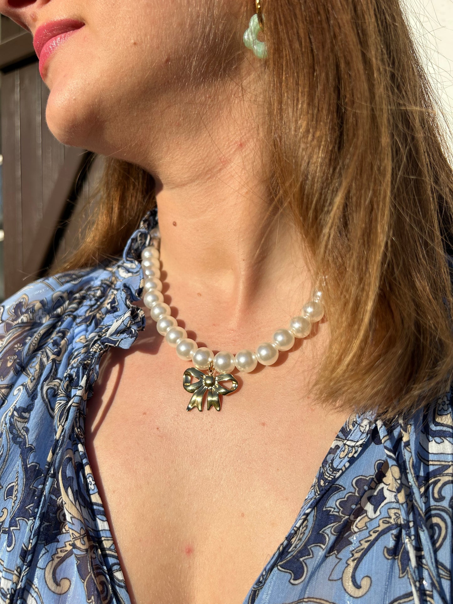 Collier Gaïa en Perles nacrées et Pendentif Nœud Doré | Théia Bijoux