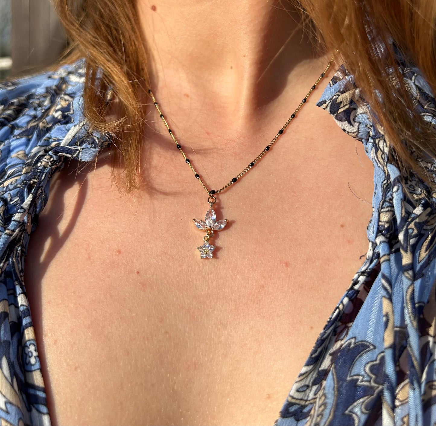 Collier Thalia Doré avec Pendentif Fleur en Zirconium | Théia Bijoux