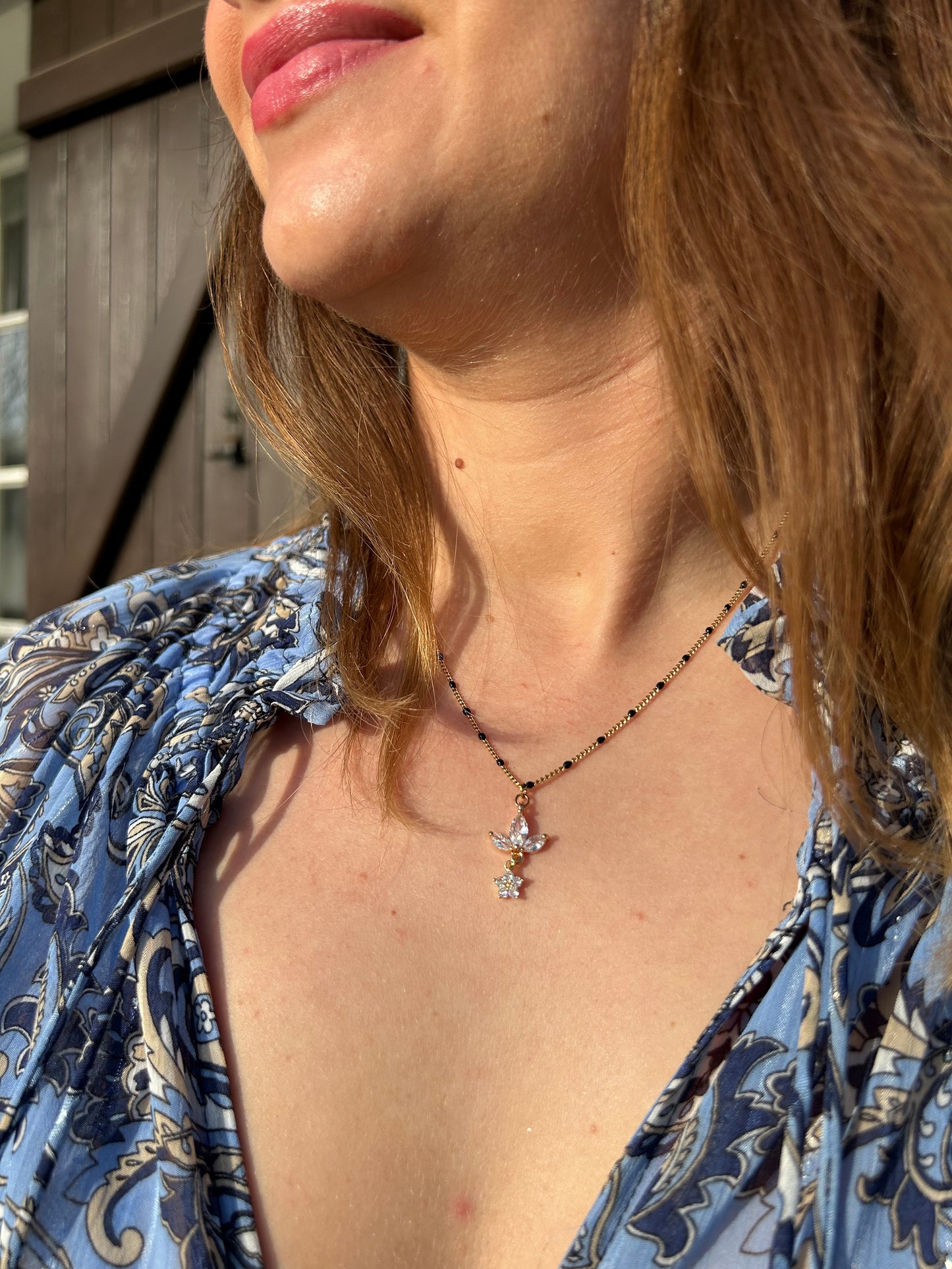 Collier Thalia Doré avec Pendentif Fleur en Zirconium | Théia Bijoux
