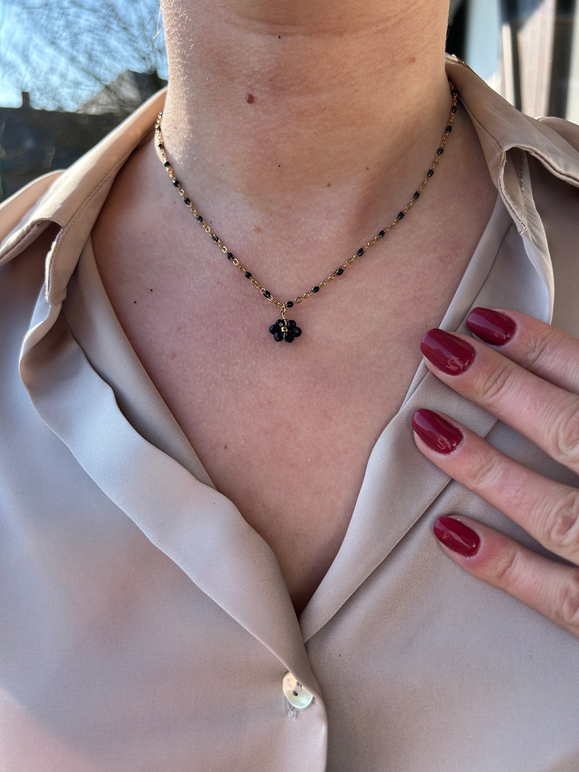 Collier doré femme avec perles noires et dorées, pendentif fleur nacrée élégante – bijou fait main chic et intemporel