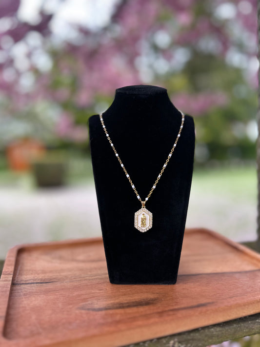 Collier doré fait main avec médaillon vintage Virgo et chaîne ornée de perles nacrées – bijou femme en acier inoxydable