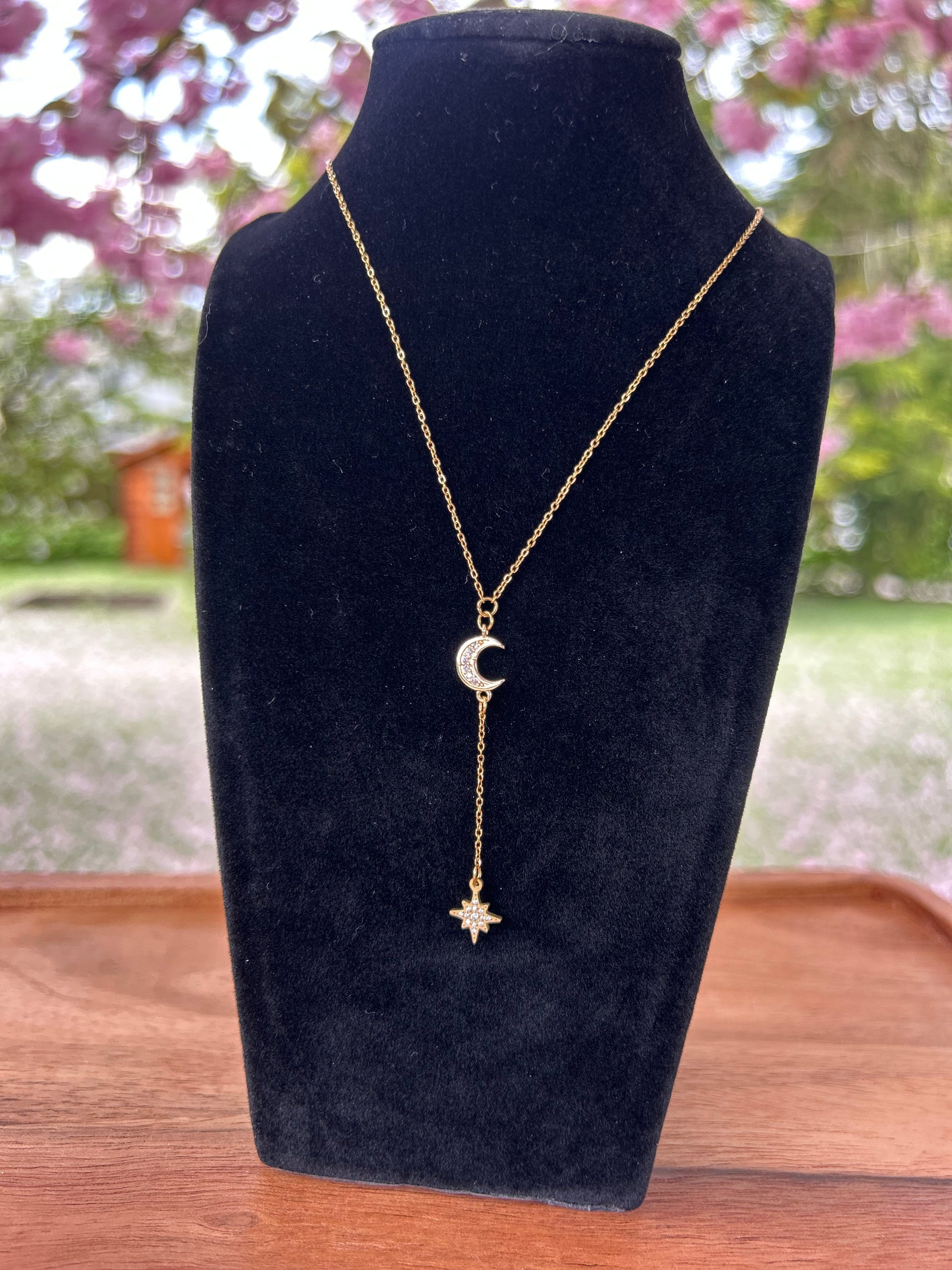 Collier doré femme avec pendentif lune sertie et étoile suspendue – bijou céleste fait main