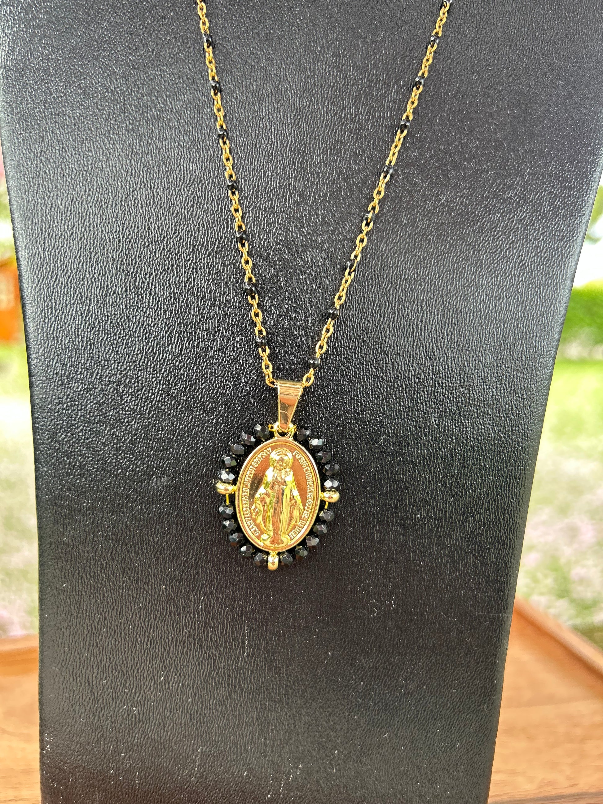 Sautoir doré avec pendentif médaille et perles noires – bijou fait main, chic et spirituel pour femme