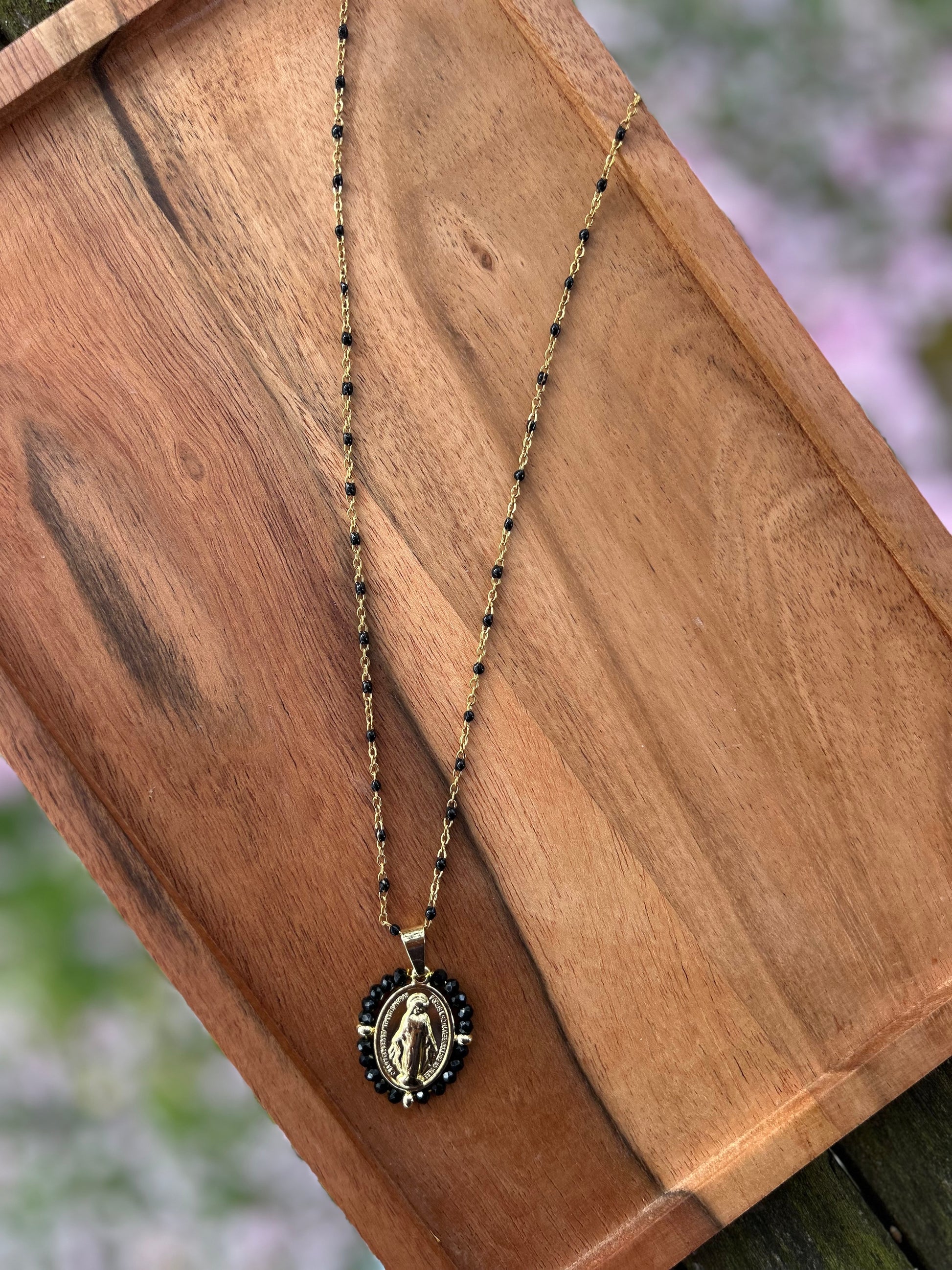 Sautoir doré avec pendentif médaille et perles noires – bijou fait main, chic et spirituel pour femme