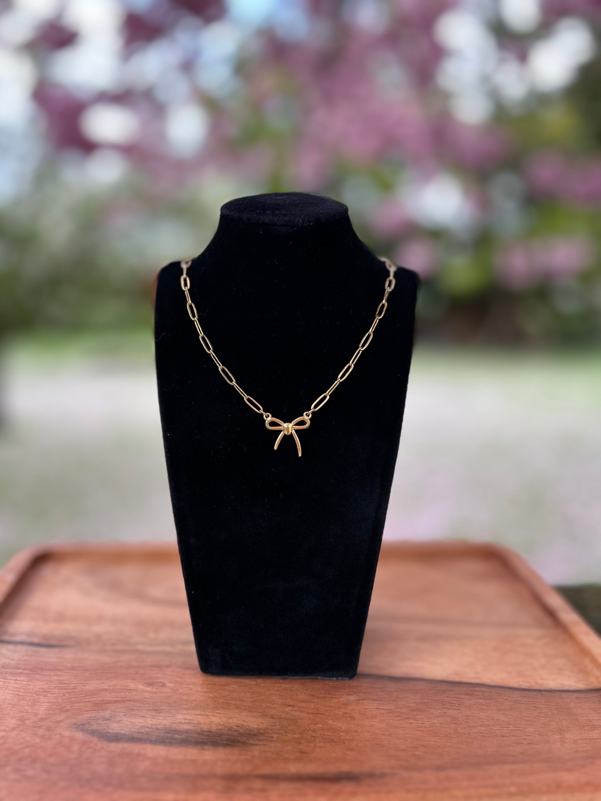 Collier doré pour femme avec pendentif nœud et chaîne à maillons – bijou romantique, chic et fait main
