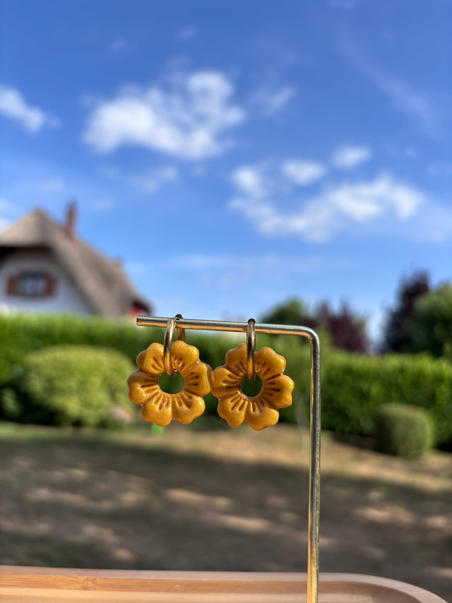 Créoles Hibiscus doré | Théia Bijoux