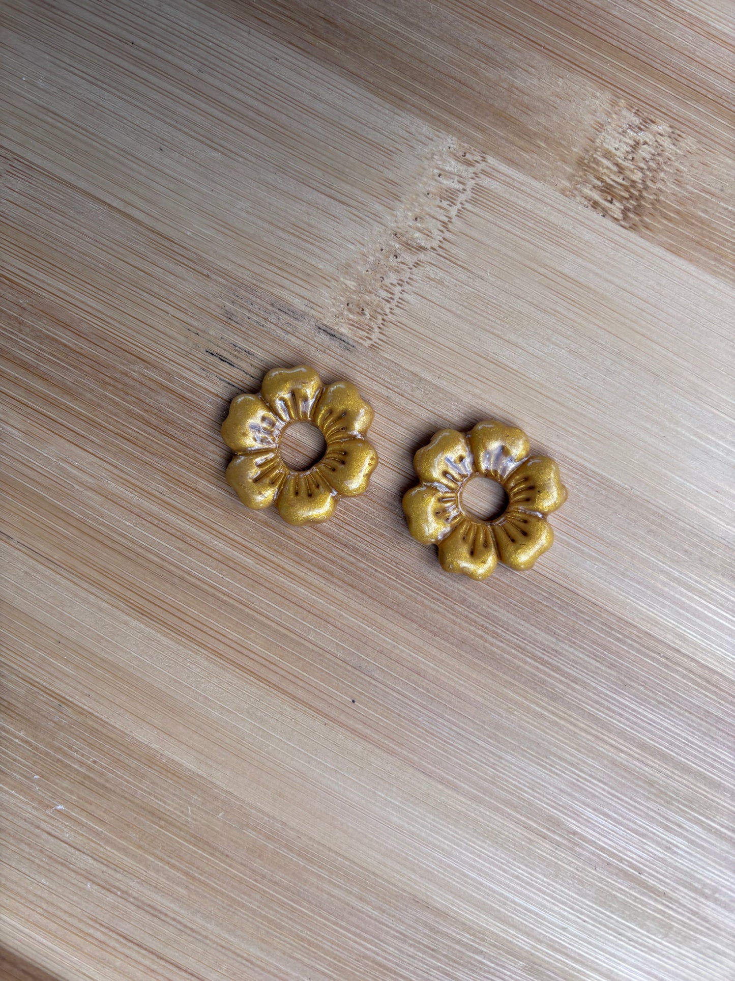 Créoles Hibiscus doré | Théia Bijoux