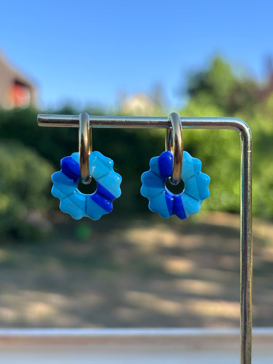 Créoles Camélia rayées bleues | Théia Bijoux