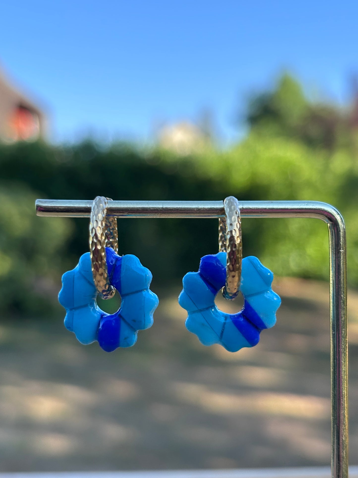 Créoles Camélia rayées bleues | Théia Bijoux
